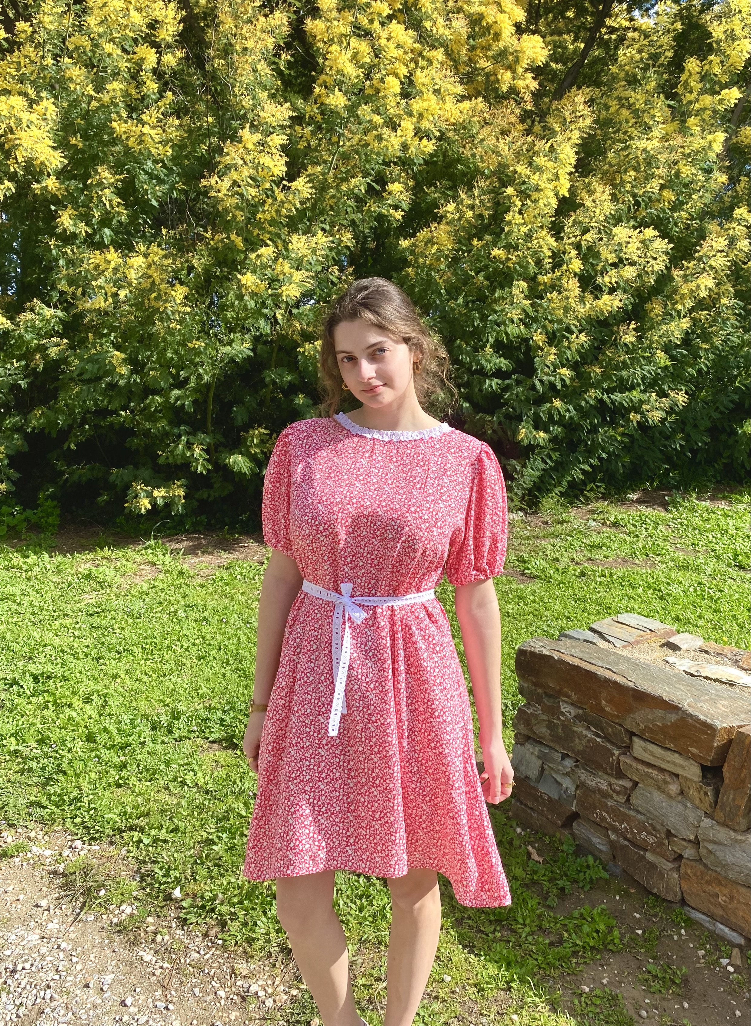 Robe à fleurs rouges