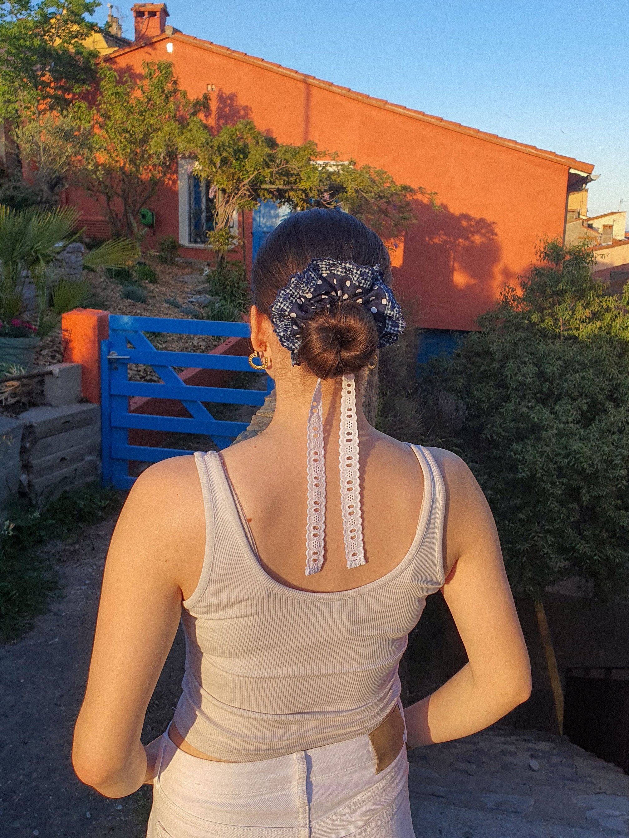 Chouchou à Dentelle et Pois Bleu