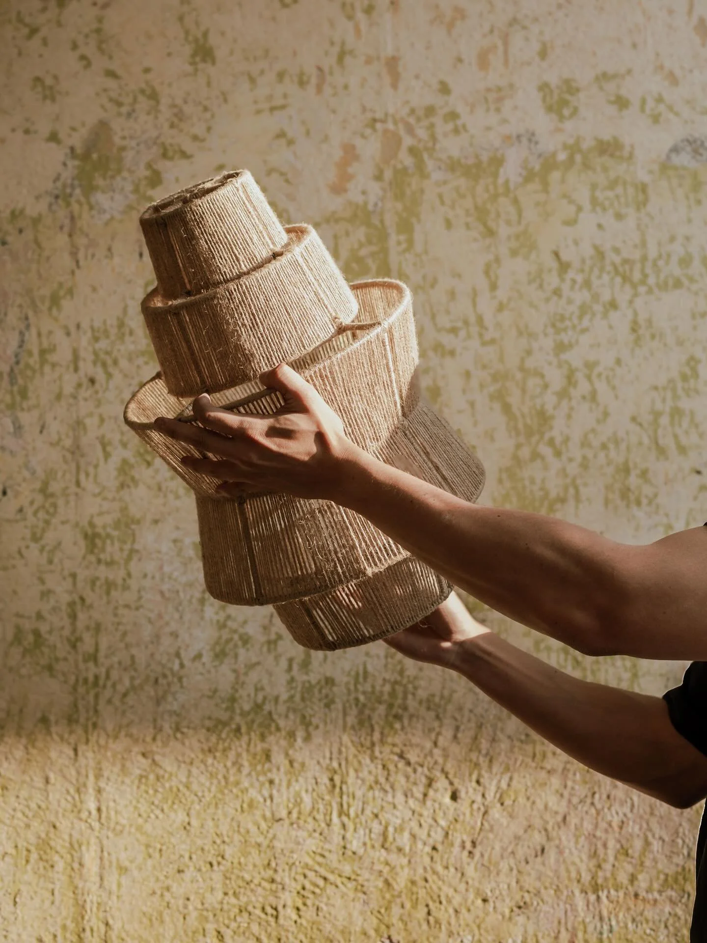 Nuestros productos est&aacute;n hechos de forma 100% artesanal desde las estructuras hasta el tejido 🧶: descubre los tejidos que tenemos disponibles para ti! 🤝

#lamparasdeyute #lamparasdefibrasnaturales #lamparasdedise&ntilde;o #fibrasnaturales #l