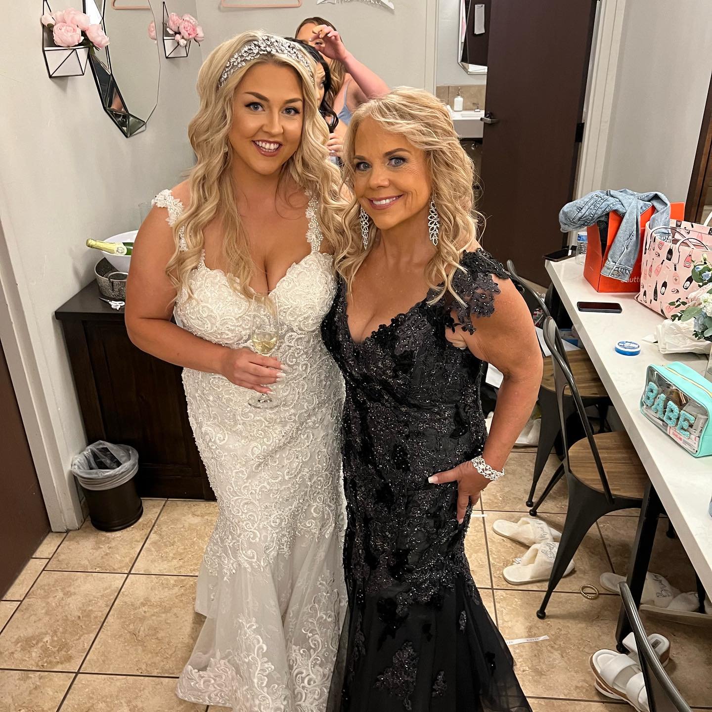 Behind the scenes. 🥂 
Link in bio to book your spray tan. #pregaming #cheers #spraytans #apressoleilbride #tansbysavannah #weddingday #mua #bayarea