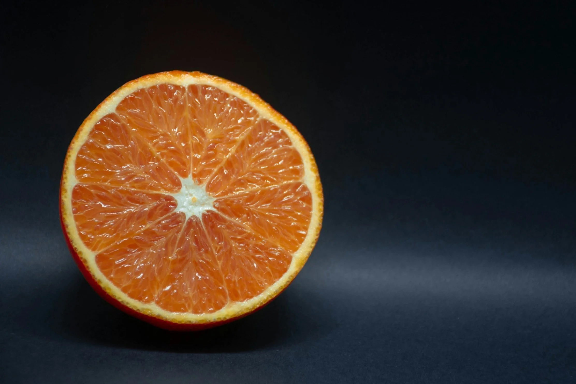 Diagram showing fascia as connective tissue surrounding muscles using an orange analogy