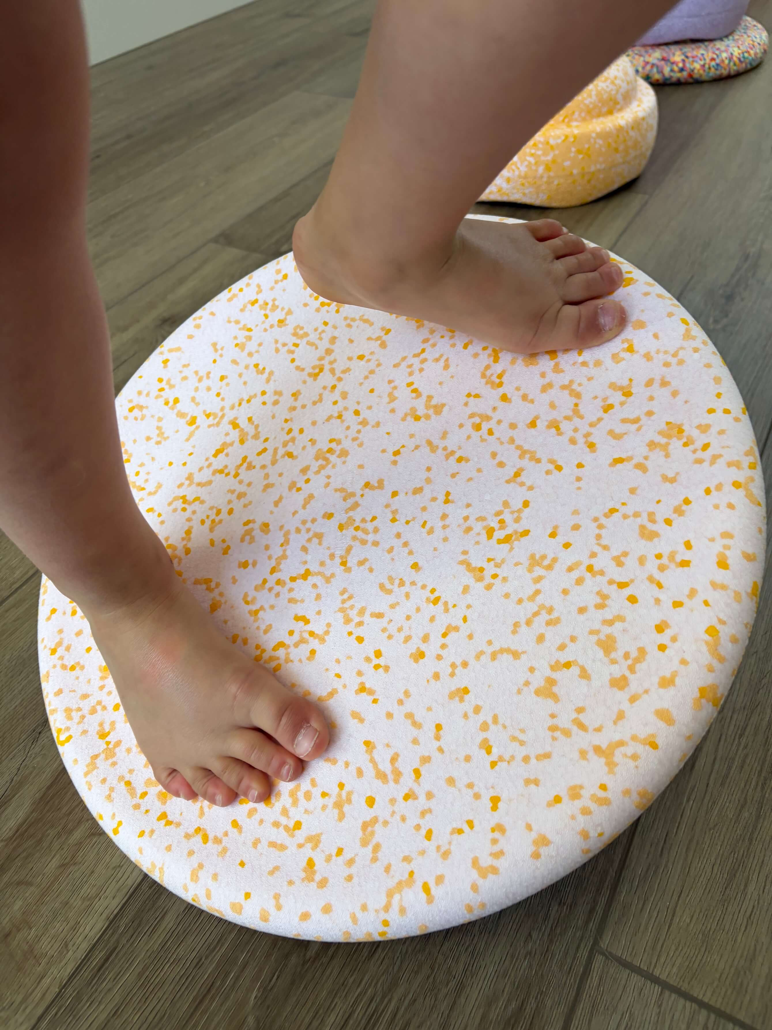 child using the board by Stapelstein to balance