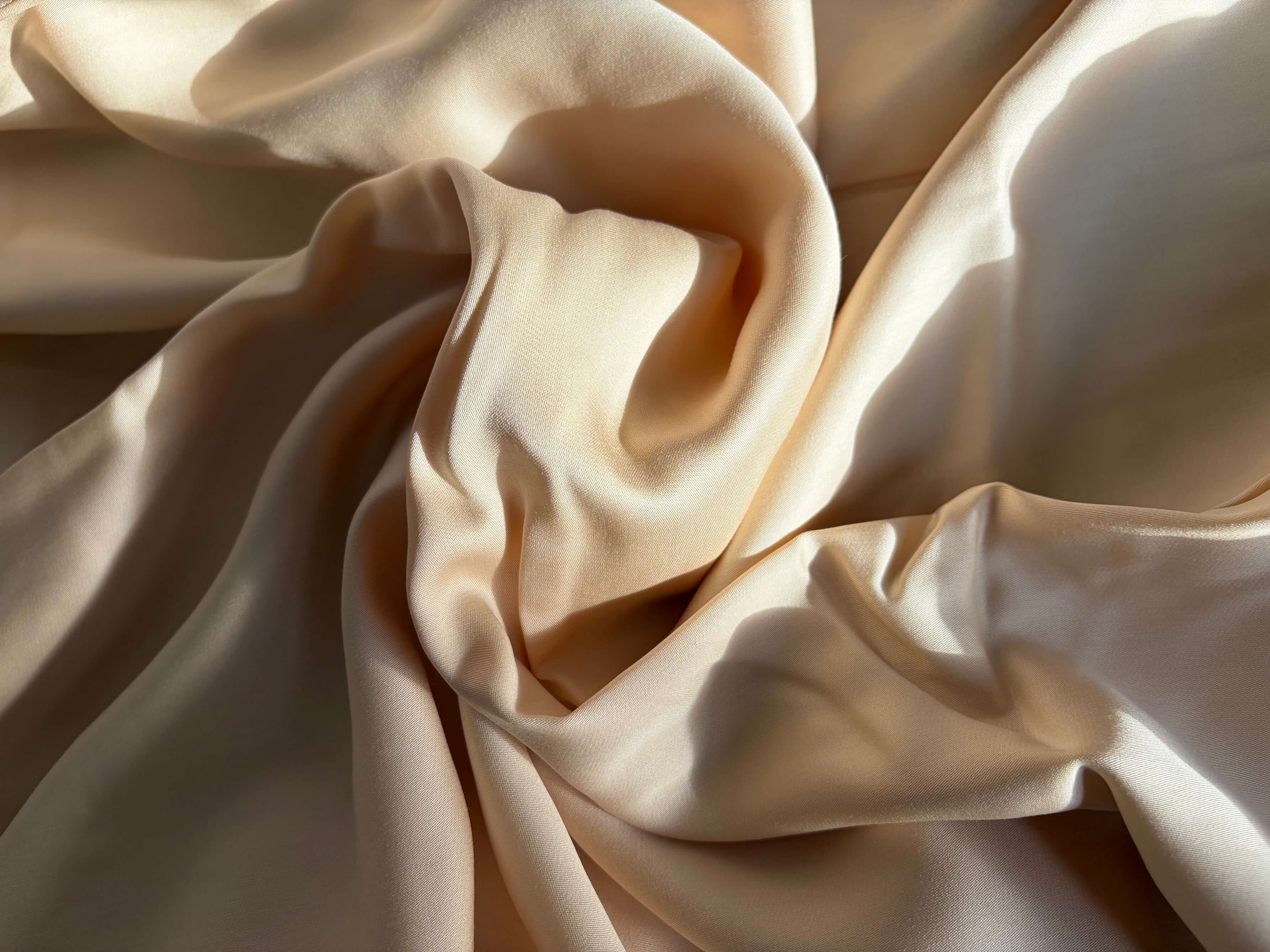 Tencel vs Silk: Key Differences in Softness, Sustainability and Care