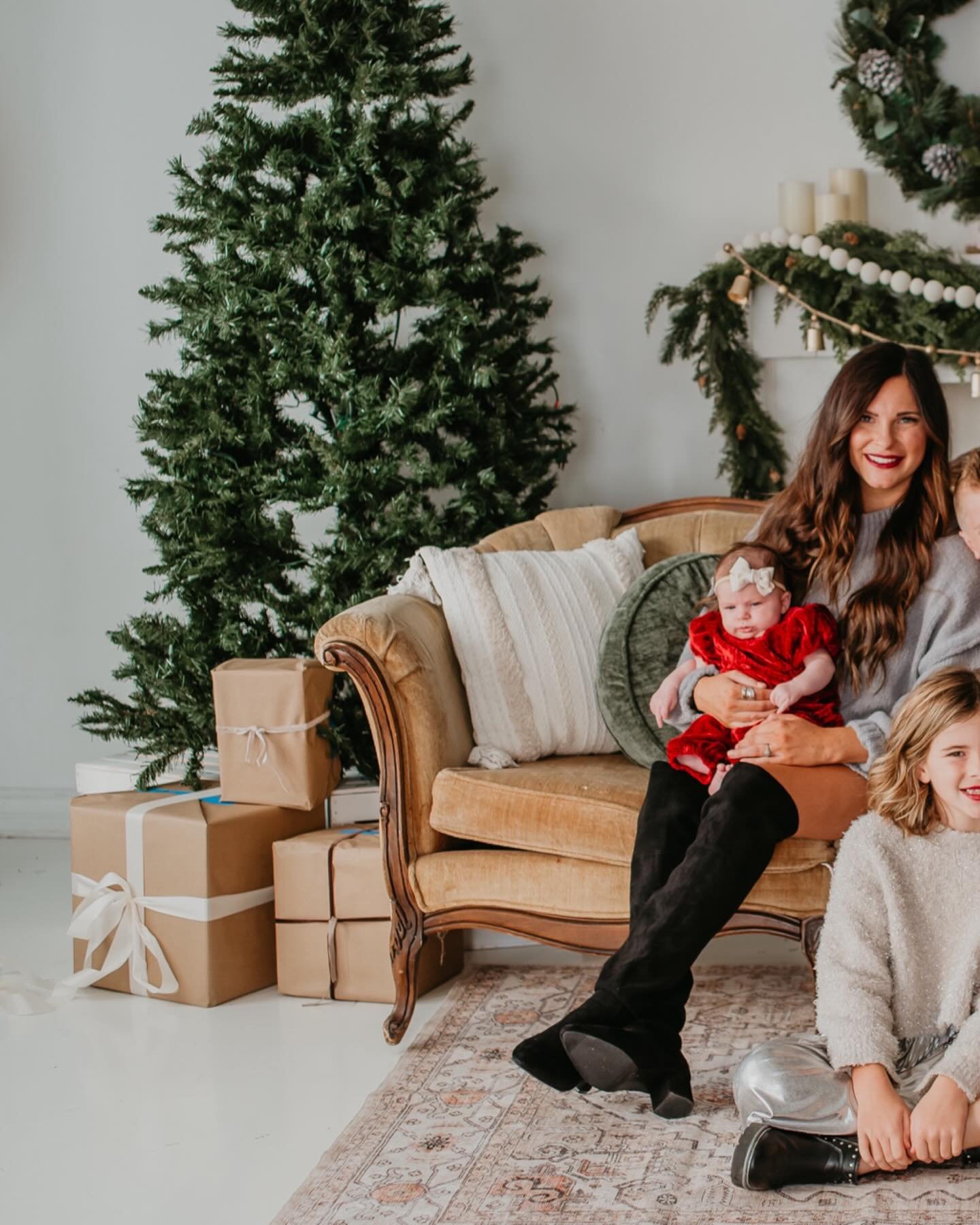 How stunning did this set turn out?! Created by @mb.photofilm you can truly see the care and love she poured into every detail. This is exactly why our white wall is such a staple here at the studio&hellip; it&rsquo;s a blank canvas that lets you bri