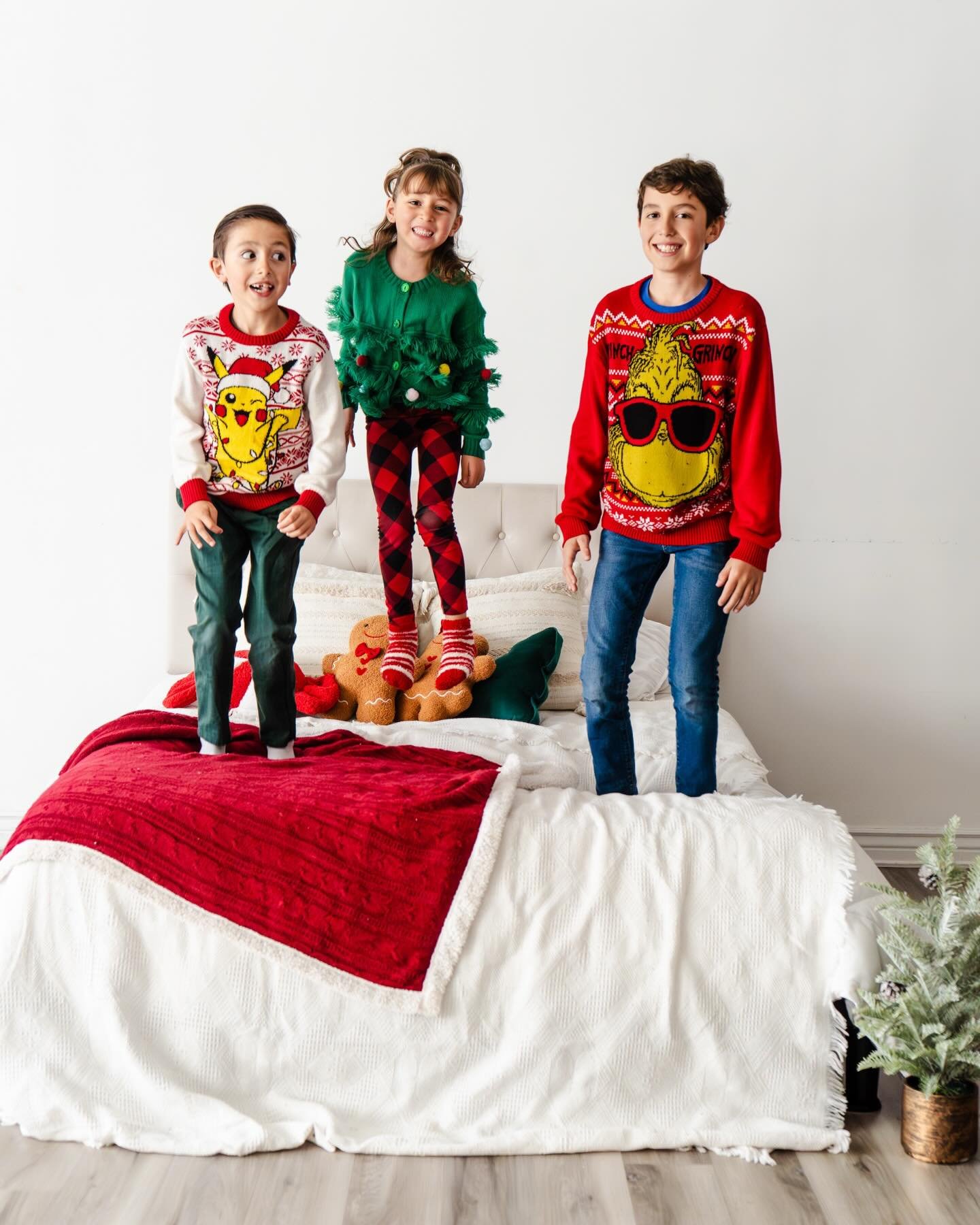 Another beautiful session from @golden_hour_mama_photography ✨ Loved seeing how she used the studio&rsquo;s available props like the bed, the red velvet chair, and the Christmas tree! A reminder that you don&rsquo;t need a ton of props to create some