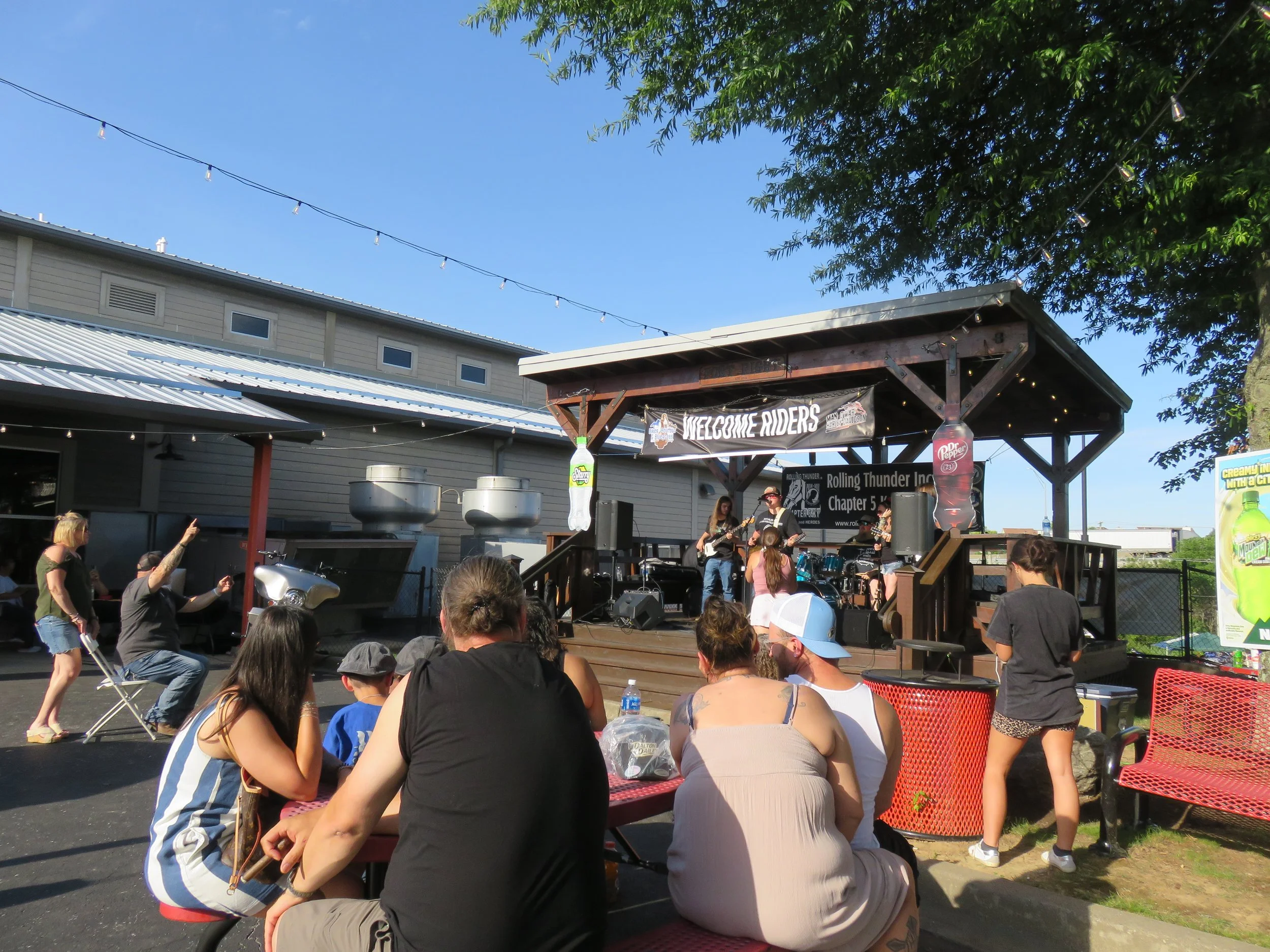 More ppl waiching band .JPG