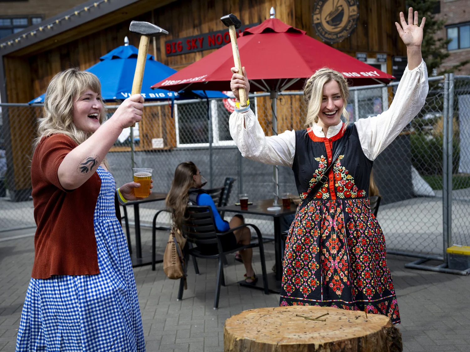 Two friends celebrating during Hammerschlagen