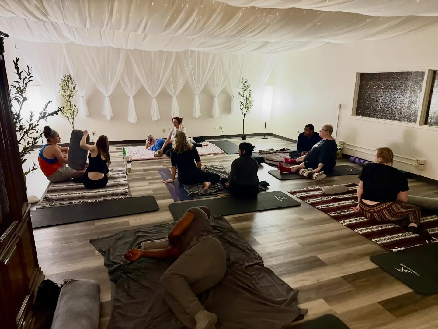 Less Talk More Touch was such a beautiful reminder of what happens when we slow down.

Five partners.
Phones down.
Shoulders soft.
Breath steady.

Just learning how to be fully present with someone you care about through gentle, supported touch and s