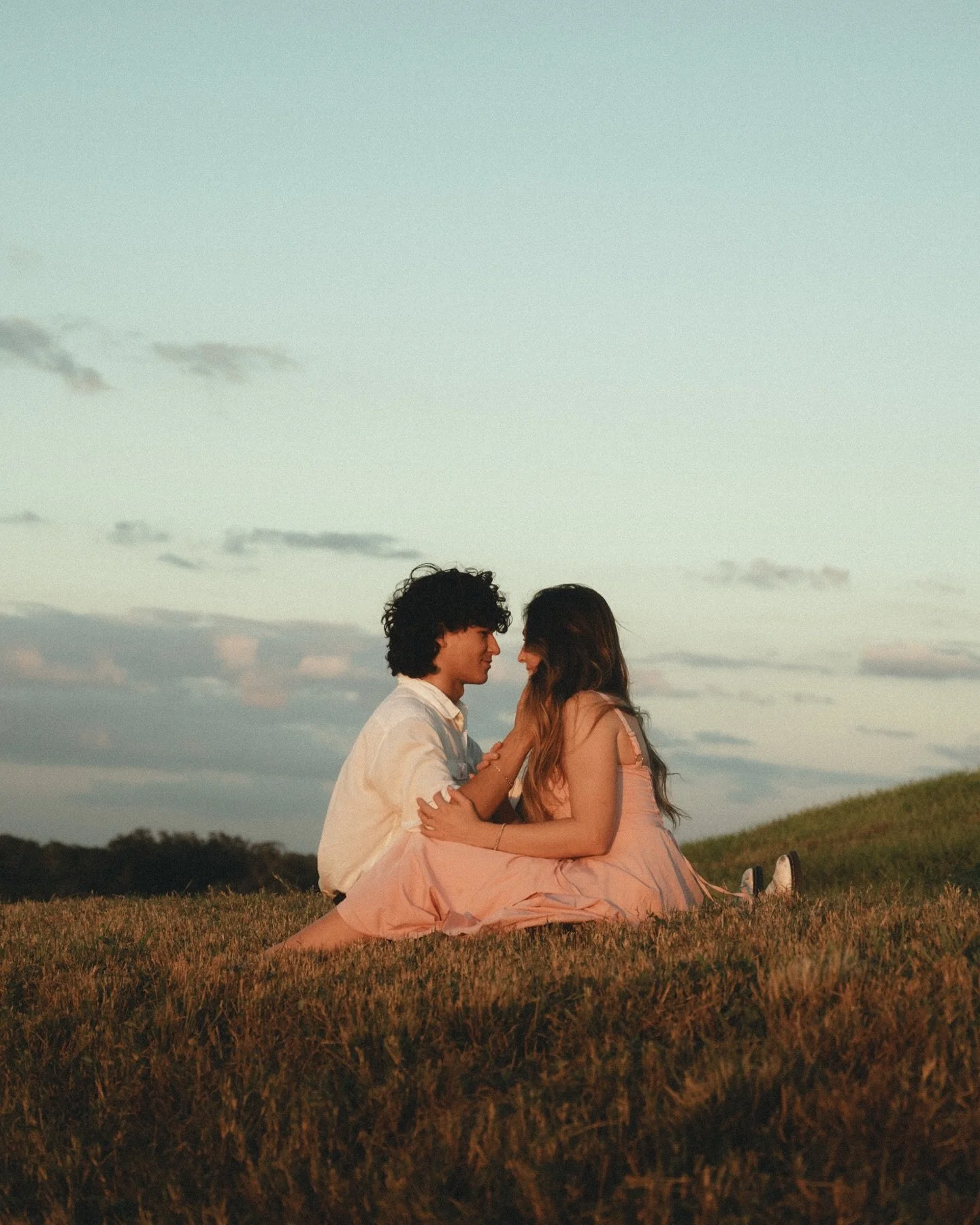 The dreamiest couples session ✨🌷
&bull;
&bull;
#sofiakatephotography #cinematicphotography #storytellingphotographer #stpetephotographer #tampaengagementphotographer #tampacouplesphotographer #floridaengagementphotographer