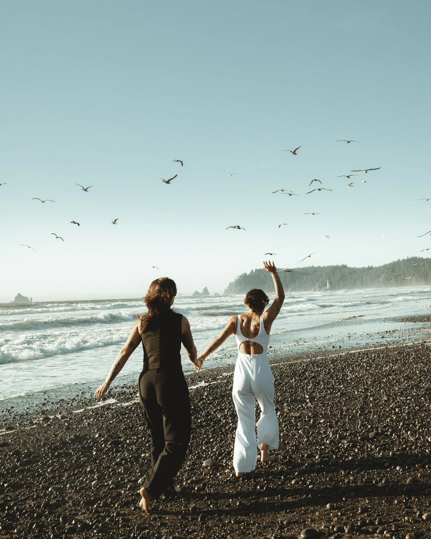 Running around Rialto Beach with A+M🦪🪶
&bull;
&bull;
#sofiakatephotography #rialtobeach #olympicnationalpark #washingtonelopementphotographer #washingtonelopement #pnwphotography #pnwelopementphotographer #pnwelopement