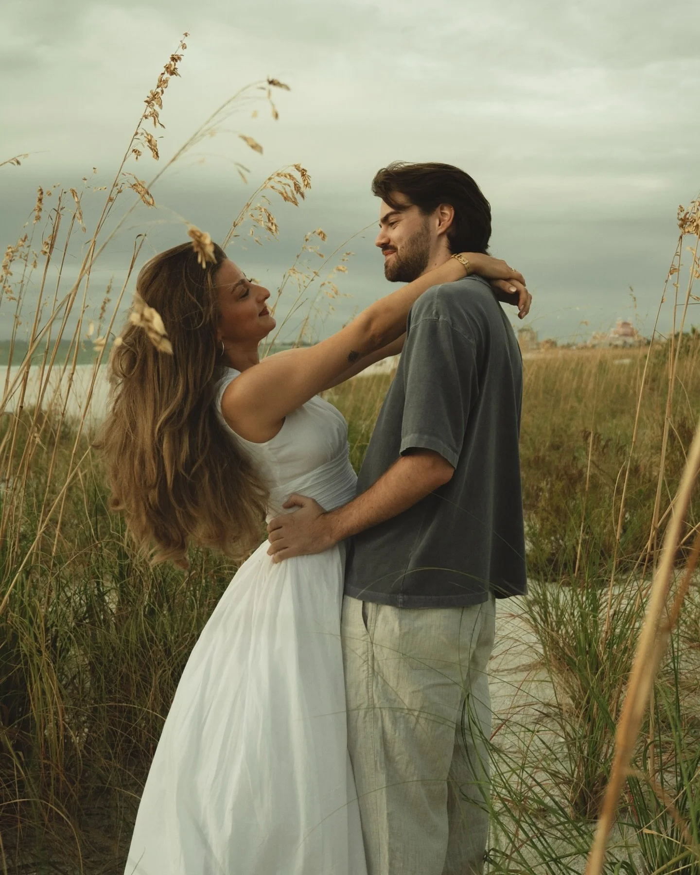 Coastal love 🐚🌾 Tell me your favorite!!
&bull;
&bull;
#couplesphotographer #floridaengagementphotographer #floridaweddingphotographer #beachengagement #cinematicphotography