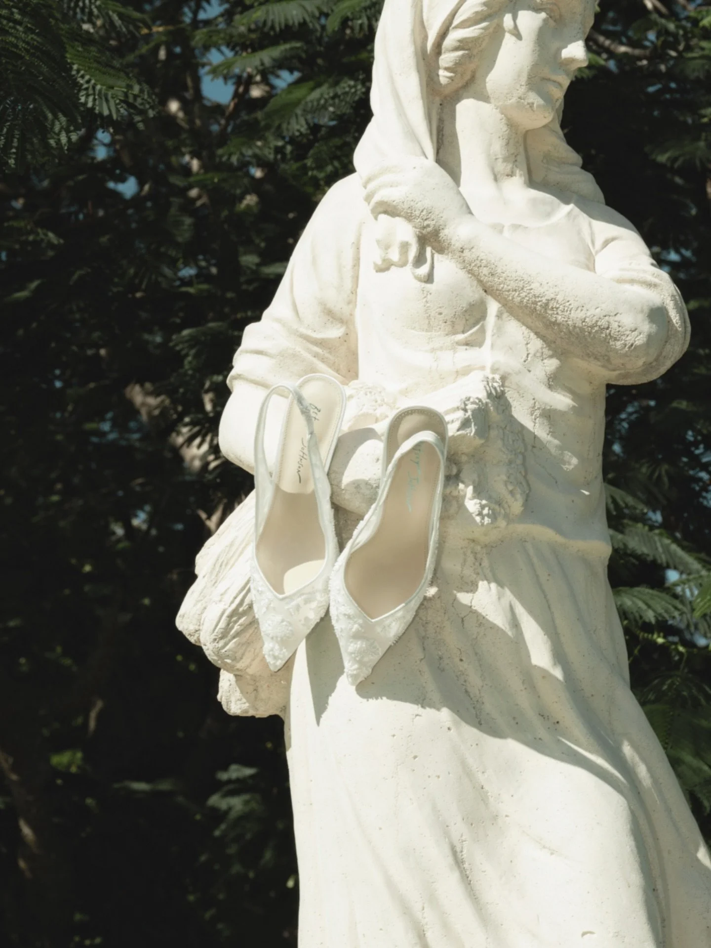 In plain sight 🪞

I love finding unique spots to take detail shots on wedding days &ndash; this statue was so beautiful so of course she had to be featured 🤍
&bull;
&bull;
#weddingdetailsphotography #detailphotography #weddingshoes #editorialweddin