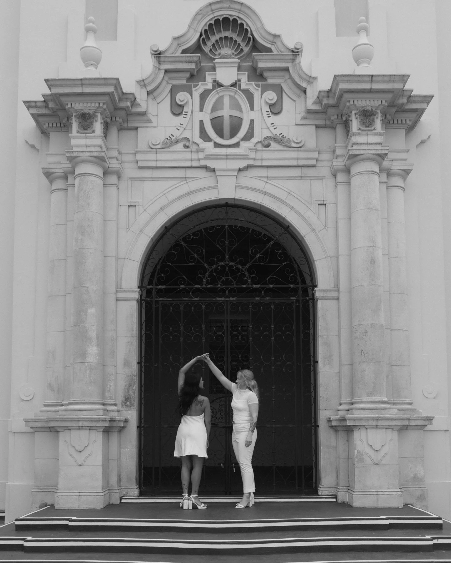 M+T&rsquo;s elopement 💍🏛️

It was such an honor to capture such a special, intimate moment for M+T! Running around the Historic Sarasota Courthouse was so much fun (but can you tell it was freezingggg this day😅)!
&bull;
&bull;
#sofiakatephotograph
