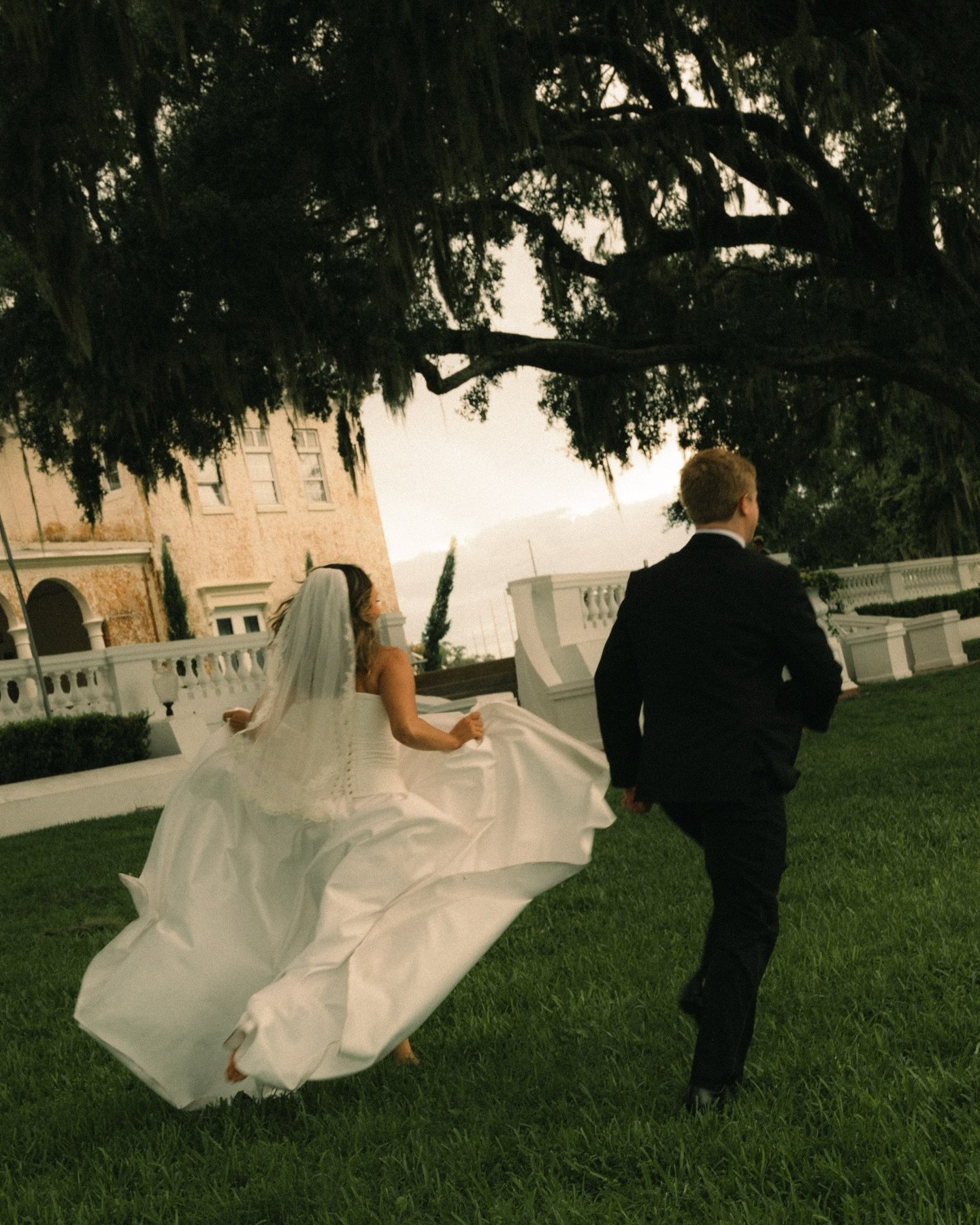 Running around @bellacosaweddings 💌
&bull;
&bull;
&bull;
#sofiakatephotography #tampaweddingphotographer #stpeteweddingphotographer #weddingphotography #cinematicwedding
