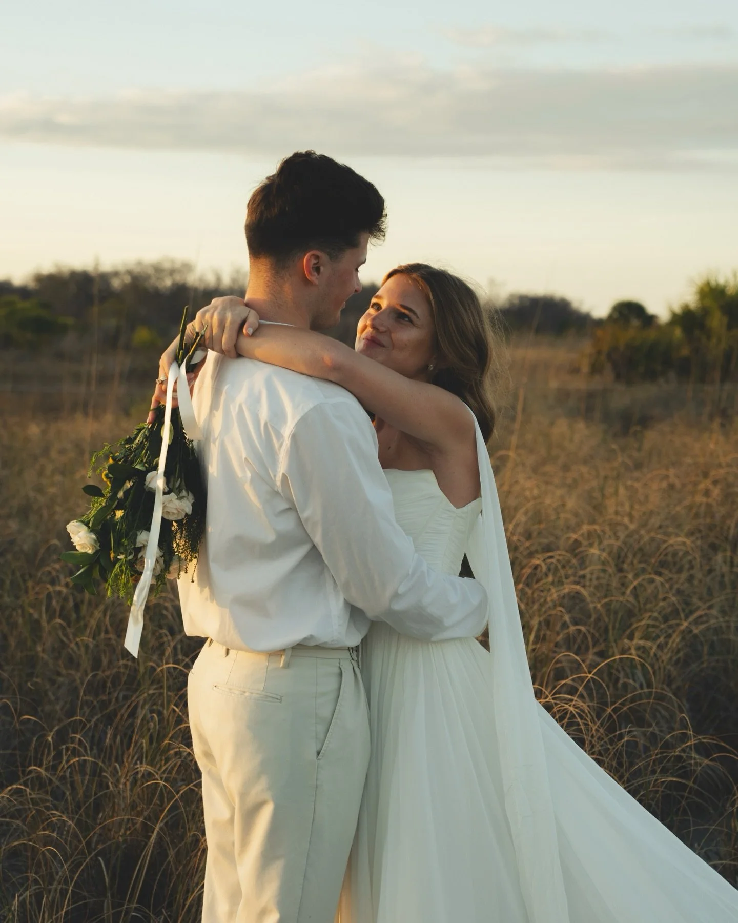 The sweetest of evenings with Elise + Nate 🌾🌼
&bull;
&bull;
&bull;
#sofiakatephotography #tampaweddingphotographer #floridaelopementphotographer #beachelopement #elopementphotography