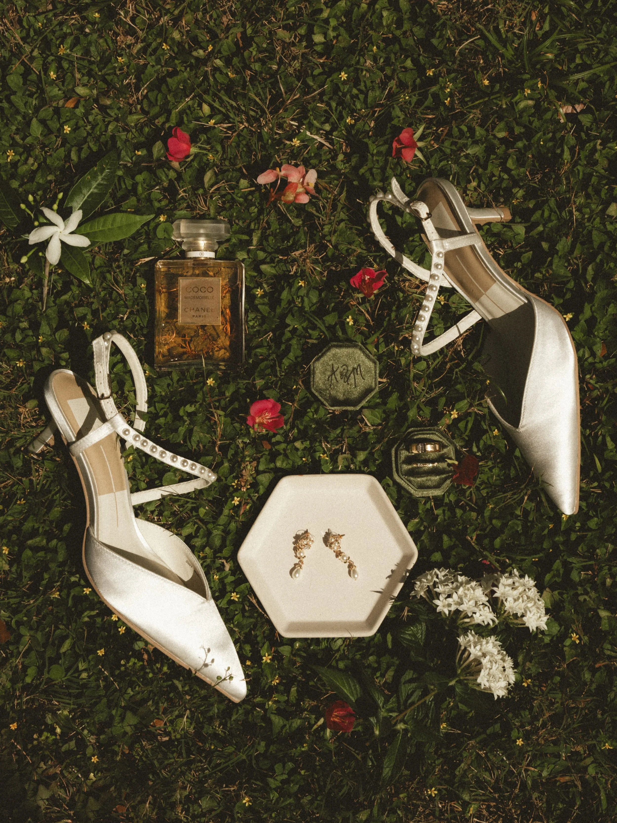 Gotta love a good flat-lay 🌸

Every single wedding day begins with details. Things that are carefully chosen and hold so much meaning. How special is it to look back at your gallery and see all of the little things that made the day complete?💌

#we