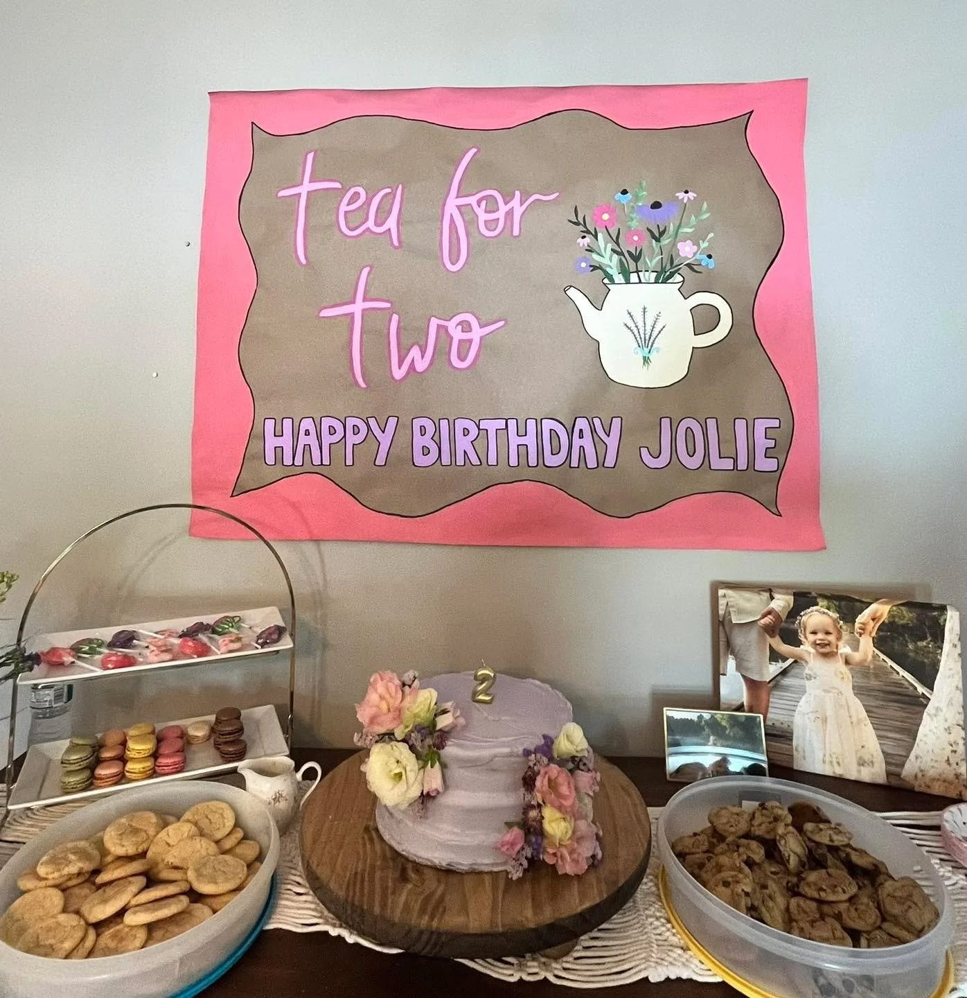 What a par-tea! I can&rsquo;t get enough of flowers - had to paint some for a banner too 🤪

These garden vibes were just perfect for a sweet girl to host a tea party to celebrate her second birthday 💖

#teaparty #teafortwo #birthdayparty #flowers
