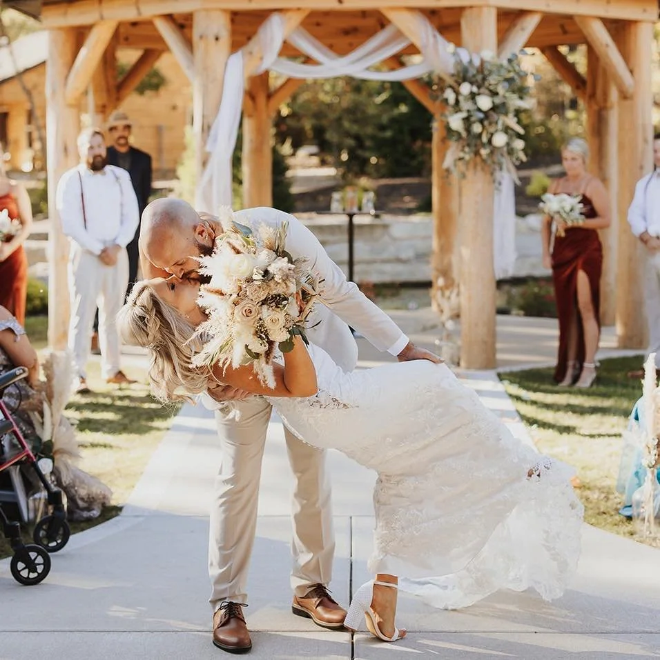 Happy Anniversary to the Chapmans! 💞 

📸 @wearebrookeandjacob 
📋 @enchanting_weddings_and_events 
💒 @thelodgeatboulderlake