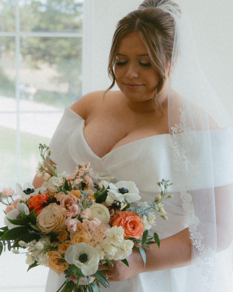 Moody blooms for your Wednesday morning 🧡🍁

📸 @graemariephoto