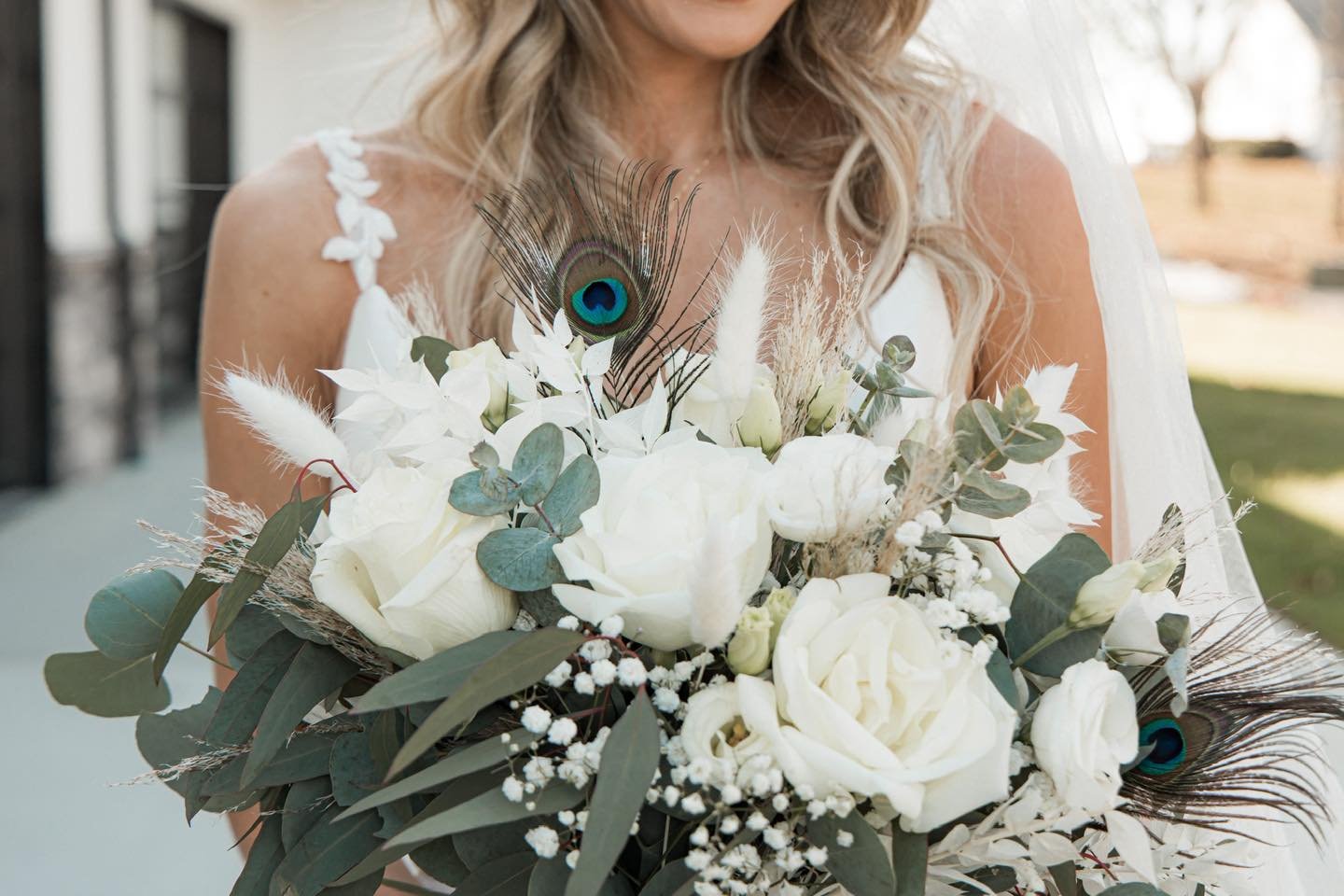 Thinking about adding a special touch to your bouquet? Here&rsquo;s your sign to do it! Kylie asked for a peacock feather to make her bouquet stand out from her bridesmaids&rsquo; and it was the perfect addition! So fun!! 

And if you were wanting a 