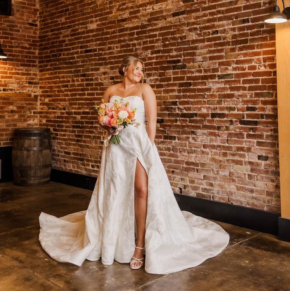 Wrapping up one more wedding for 2025 (🤭) but for now, enjoy this beautiful bride and her vibrant bouquet! These colors are sure to bring joy on a cold and gloomy day 💞☀️

📸 @taylorligonphotography