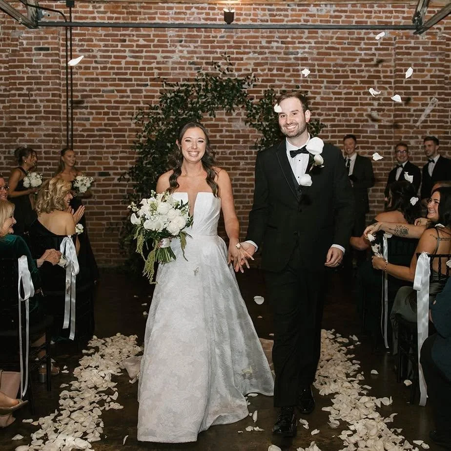The Hardys 🖤
&hellip;

Trying to post more in 2026 - what do YOU want to see more of? Bouquets, bridal parties, ceremonies, receptions? All of the above?! 🤩

📸 @taradawn.photo 
💒 @theguildkc