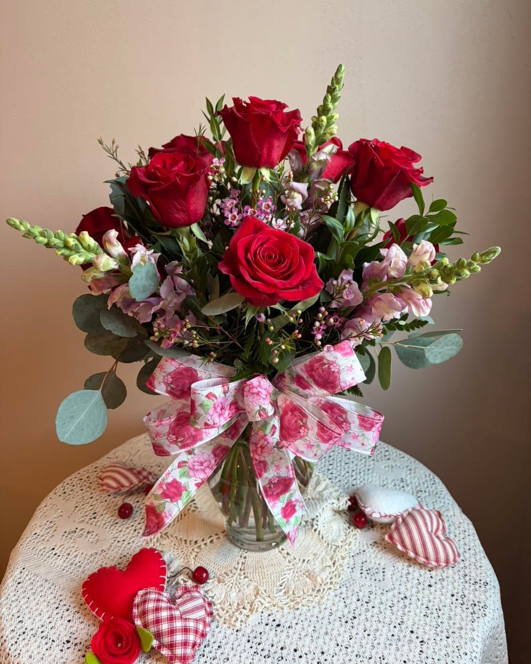 Love is in bloom 🌹✨

Valentine&rsquo;s Day is right around the corner and we&rsquo;ve got blooms that will make their heart skip a beat 💓

Shop now on our website - find the link in our bio!