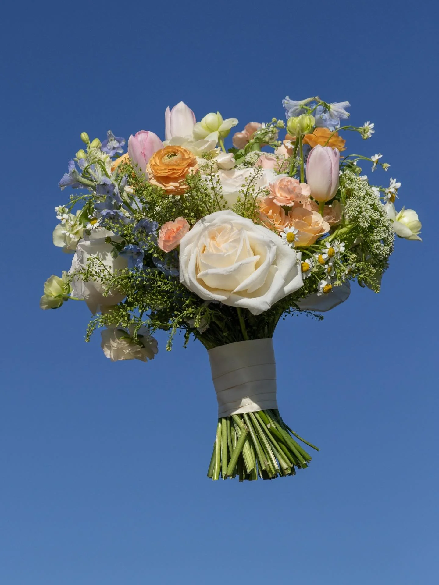 Feeling incredibly grateful to have celebrated our 100th Birdie&rsquo;s Blooms couple last month 💐✨ 

Here&rsquo;s to all the love stories we&rsquo;ve been lucky enough to be a part of&mdash;and the many more to come!

📸 Ashland Benhardt