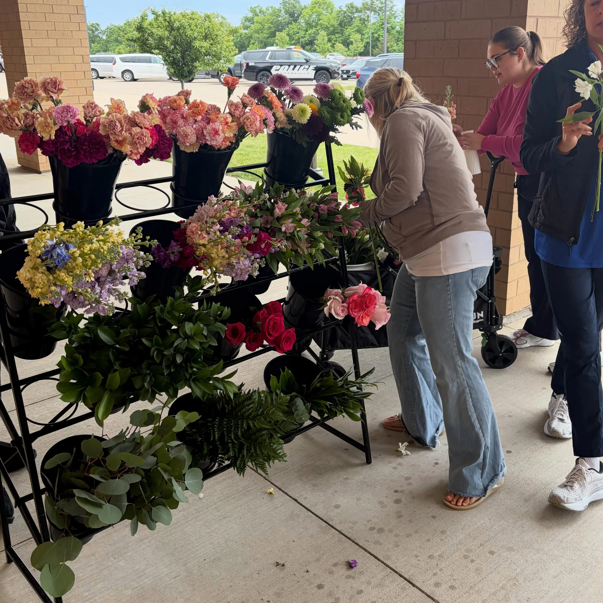 Celebrating teachers the right way - fresh blooms (&amp; smoothies!) 😋💐

Thank you to North Point High School for having us out today for Teacher Appreciation Week! Interested in having a bloom bar for your event or renting our stand? Reach out tod