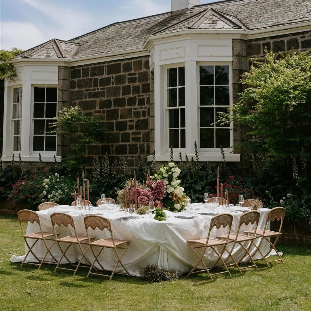 Tablescape by the incredibly talented  @wholelottalovecreative x @evolve.floral ❣️

Venue @woolbrookhomestead 
Creative direction @evolvefloral &amp; @wholelottalovecreative
Florist @evolvefloral 
Planning and styling @wholelottalovecreative
Photogra