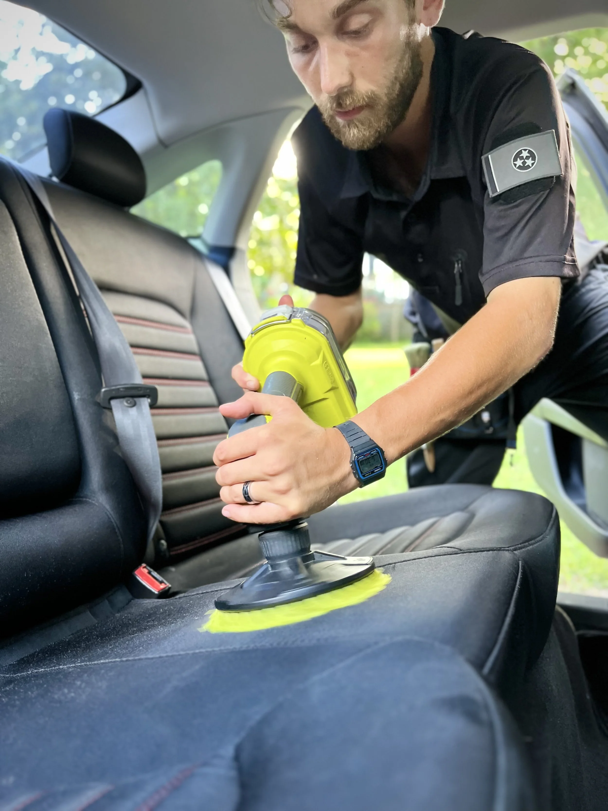 Mobile detailer shampoo cleaning seats in Lebanon, TN