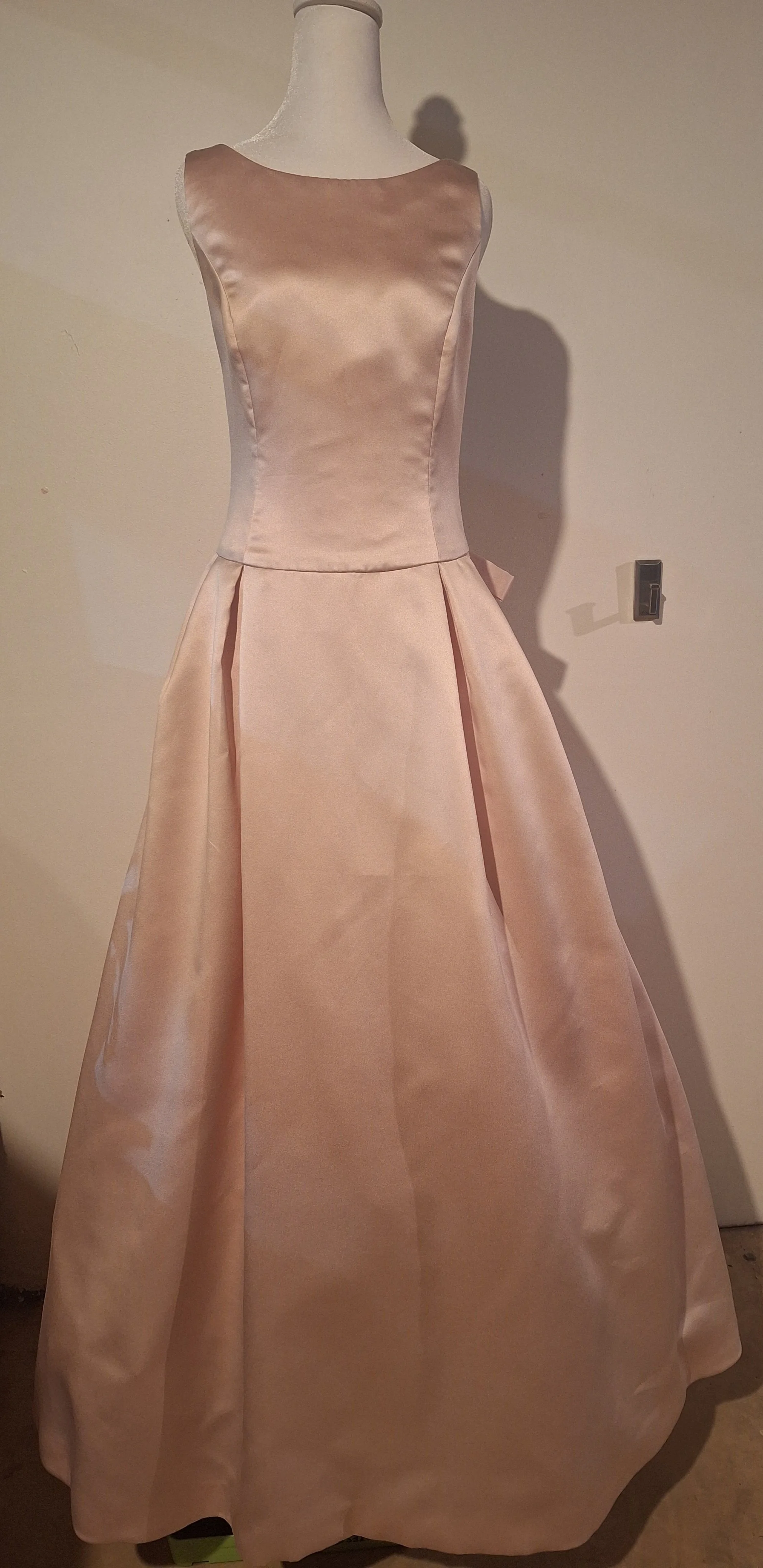 Vera Wang, Elegant Satin A-Line Wedding Gown, Size 10