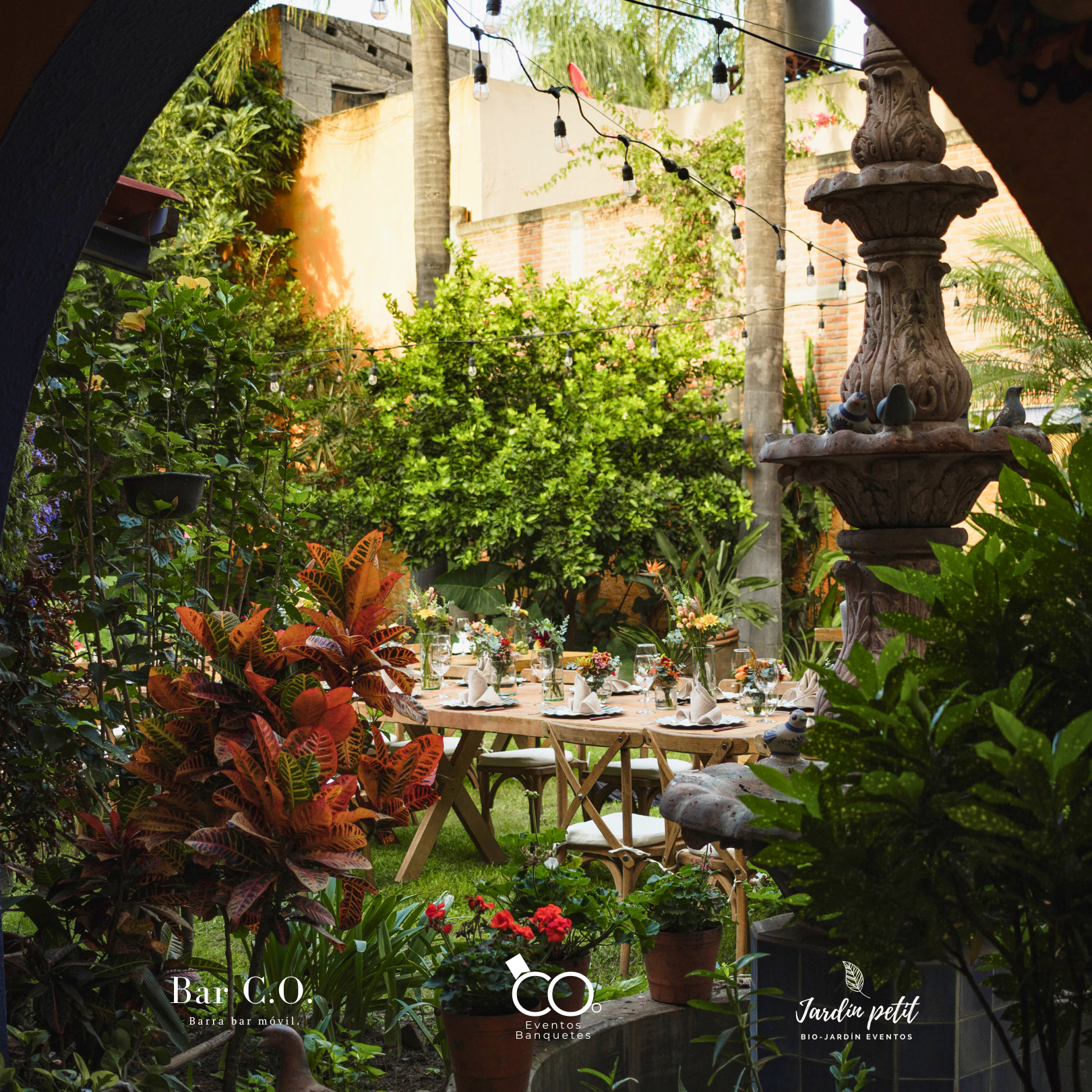 Montaje de banquete al aire libre para boda civil en jardín con decoración natural en Jardín Petit Guadalajara