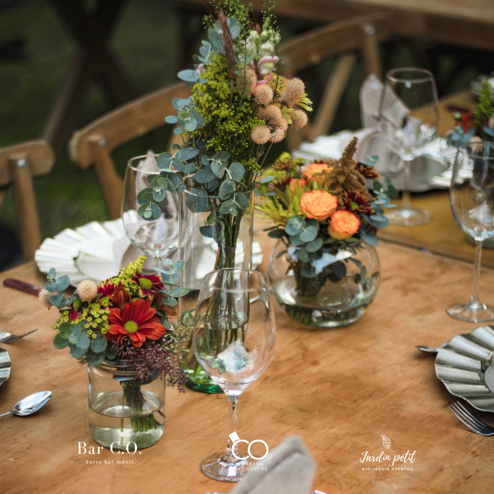 Centro de mesa floral con cristalería y montaje elegante para boda civil en Jardín Petit Guadalajara