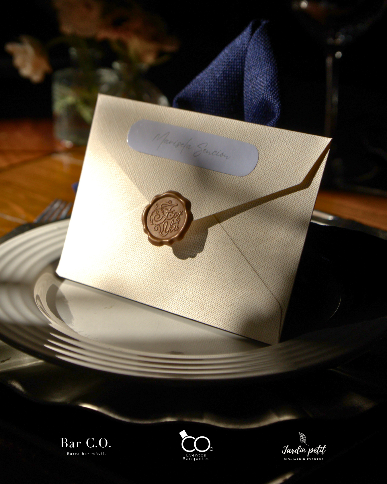 Detalle de invitación personalizada integrada al montaje de mesa para boda civil.
