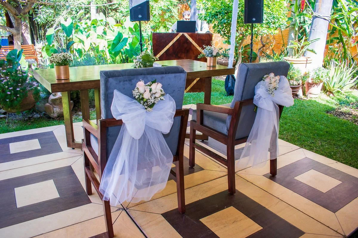Mesa especial para novios en ceremonia civil.
