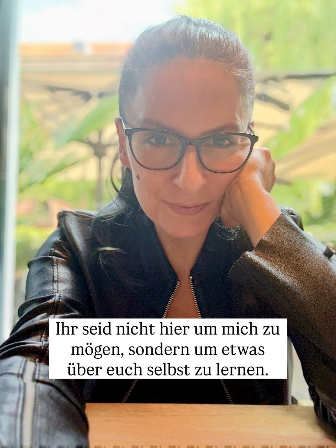 👉🏼Das Hochzeitsbusiness ist ein f*** emotionales Business. 😅
Brautpaare sind super emotional &ndash; no na, ist ja auch ihre once in a lifetime experience.
Und Hochzeitsdienstleister? Nicht weniger emotional!
Warum? Weil wir unsere Arbeit mit Herz