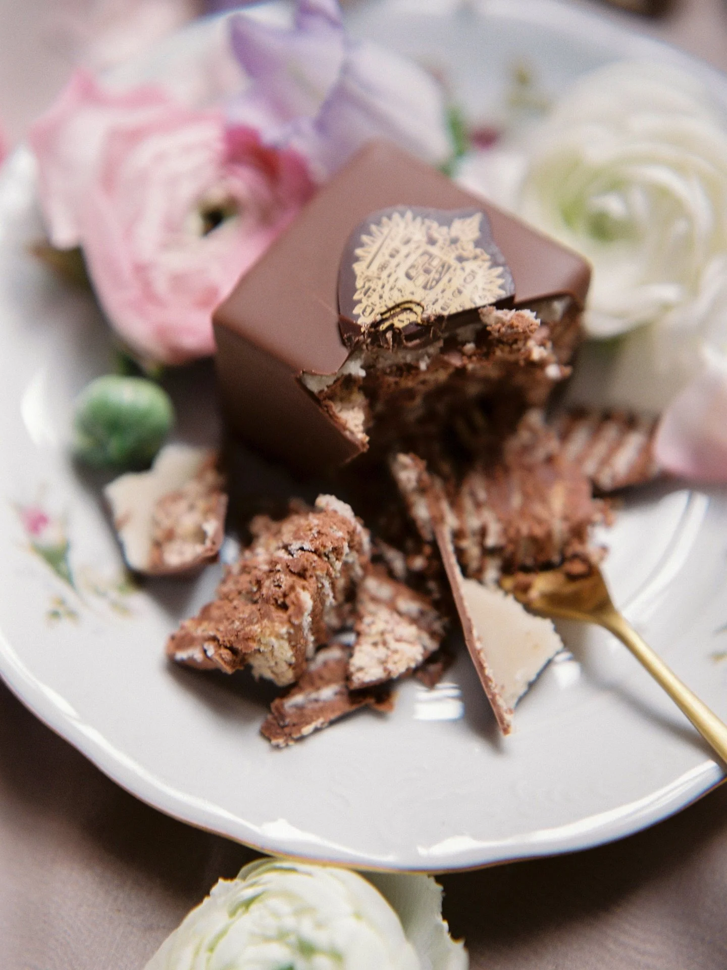 A truly royal Getting Ready of our bride Alena at the one and only @imperialvienna 🩷💫

As seen on @stylemepretty 
@thebridestory @hochzeitswahn 

Captured by our dear friends of @love.is.my.favorite.color 


#destinationwedding #destinationwedd