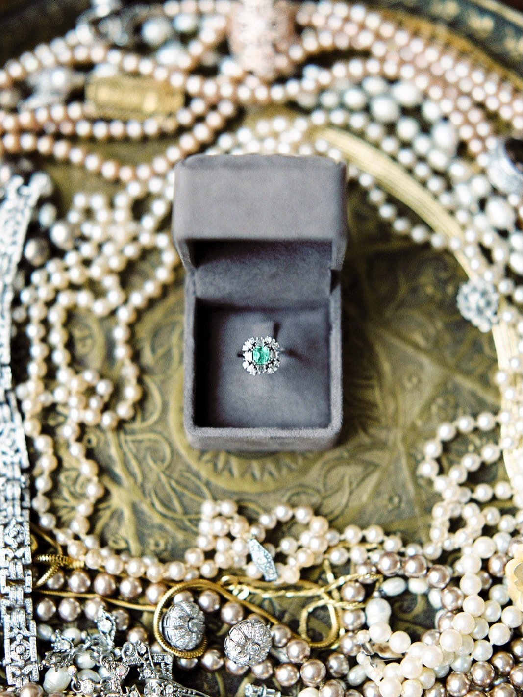 May your 2026 be filled with the most valuable things in life: love, laughter, friendship, health and wealth to share it with the world!👑

Photo: @melanienedelko 

#weddingrings #destinationweddingplanner #destinationwedding #topweddingplanner #e