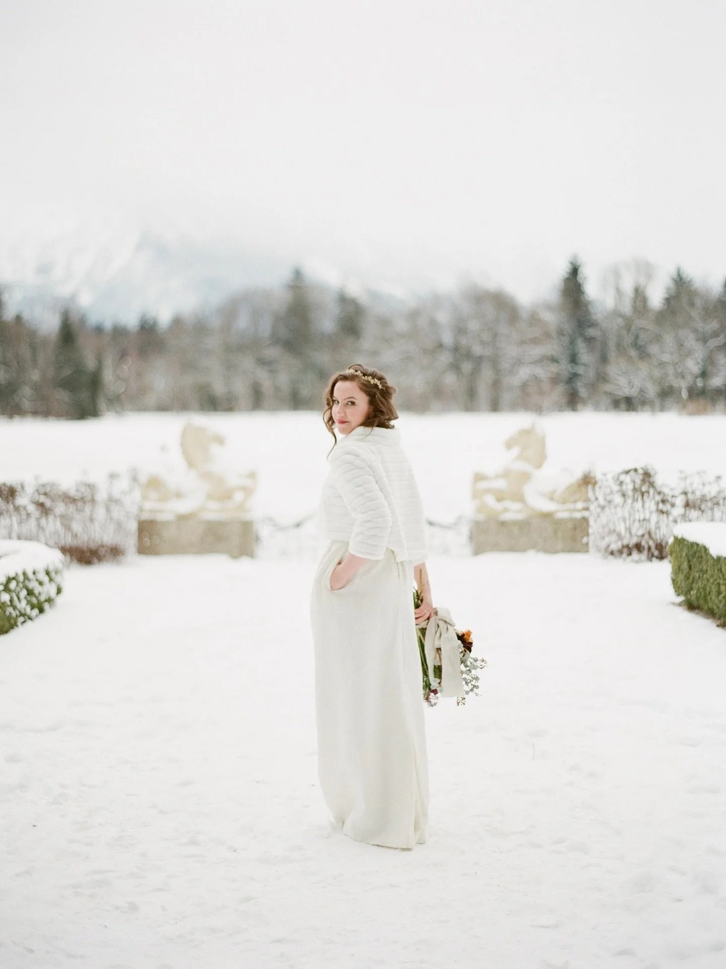 Sound of Music Christmas bride! What a better way to start 2025!👑

As seen on @stylemepretty 
Photo: @gregfinck 

#destinationweddingaustria #destinationwedding #salzburg #europewedding #fineartwedding