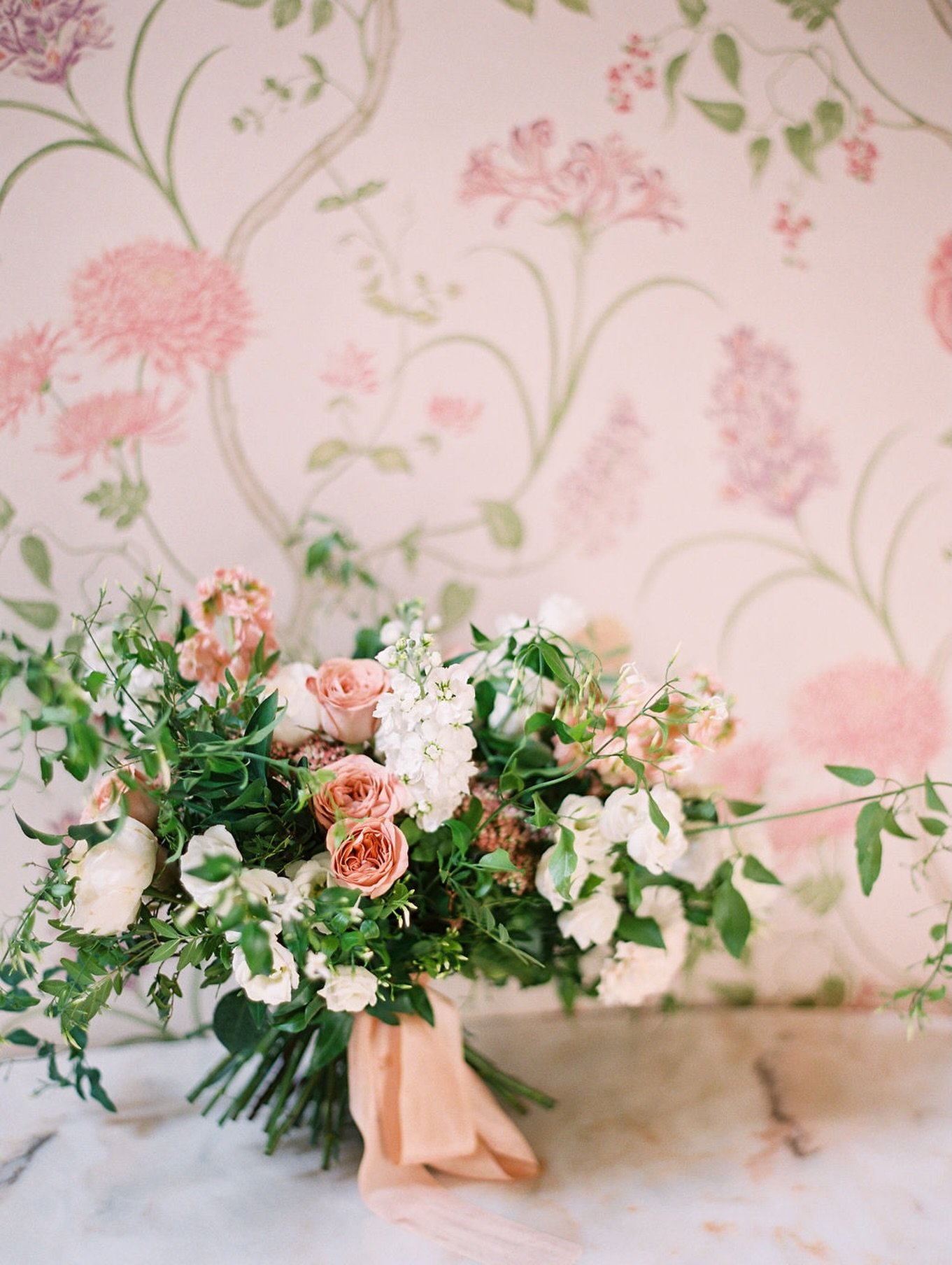 Bridal bouquet pretty 🌺👑

Photo: @ashleyludaescherphoto 

#destinationweddingitaly #weddingbouquet #destinationweddingplanner #europewedding #weddingplanner