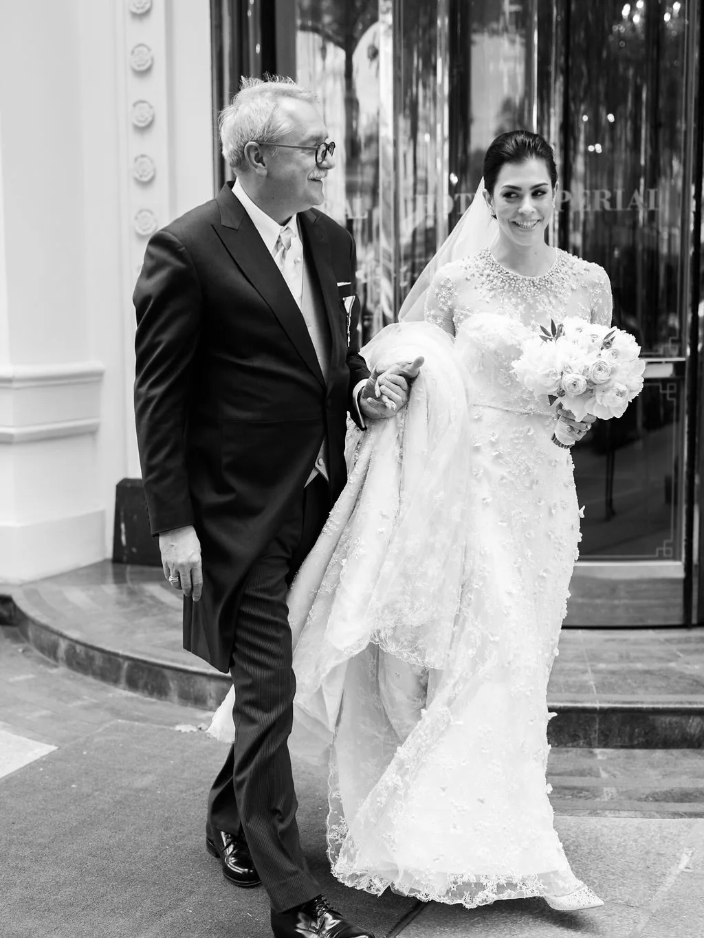 When the father picks up his beautiful daughter, fabulous bride captured by @love.is.my.favorite.color at @imperialvienna 🤍

Featured in @stylemepretty 
Bridal gown: @biyanofficial 

#destinationweddingvienna #destinationweddingplanner #destinati