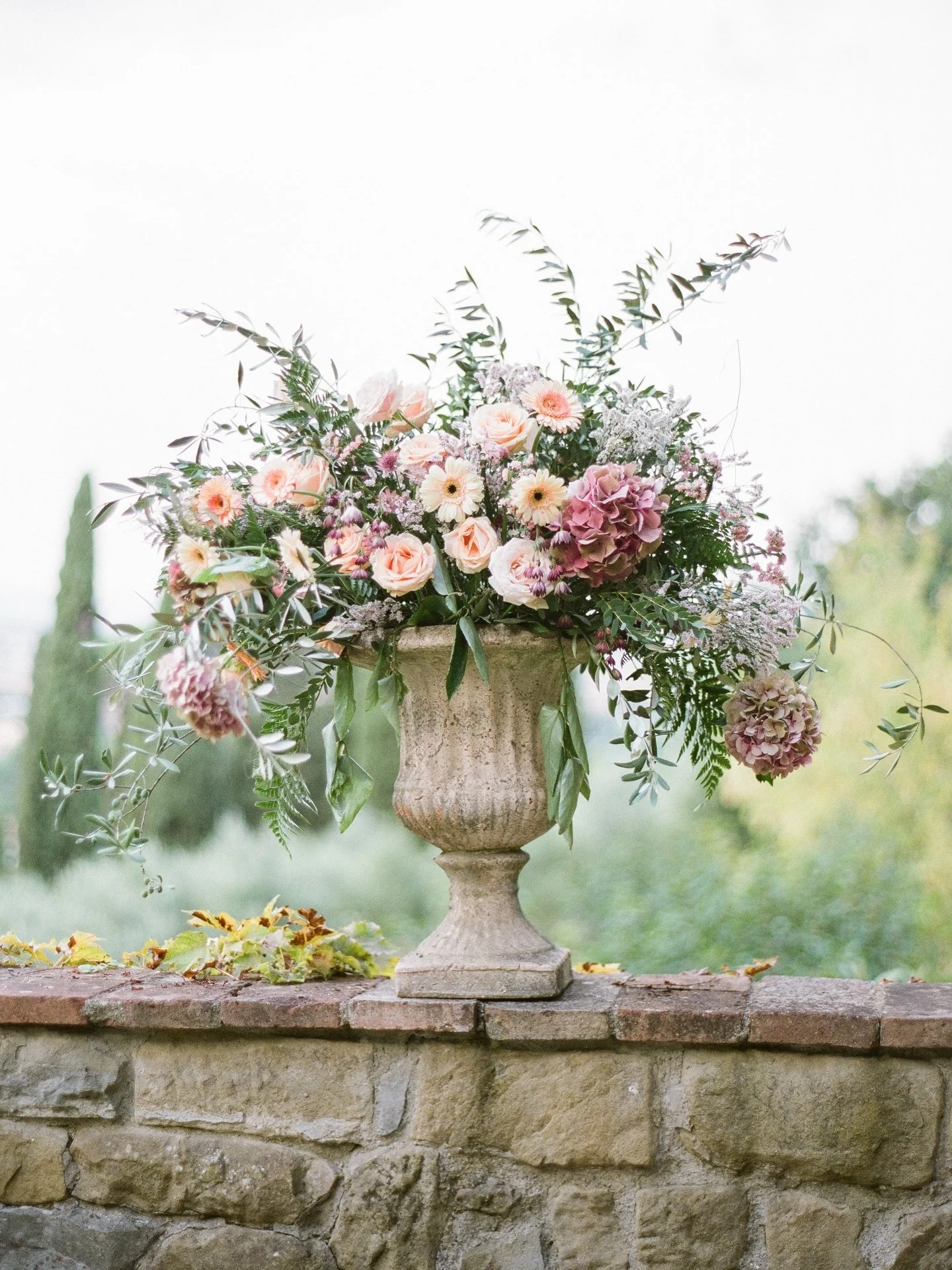 Floral beauty by @averybelovedbloom at one of our favorite venues in Tuscany @villalefontanelle ! Ilaria we love you!💗💐

Photo: @atelieraberg 
As seen on @stylemepretty 

#destinationweddingtuscany #tuscanywedding #weddingeurope #destinationwedd