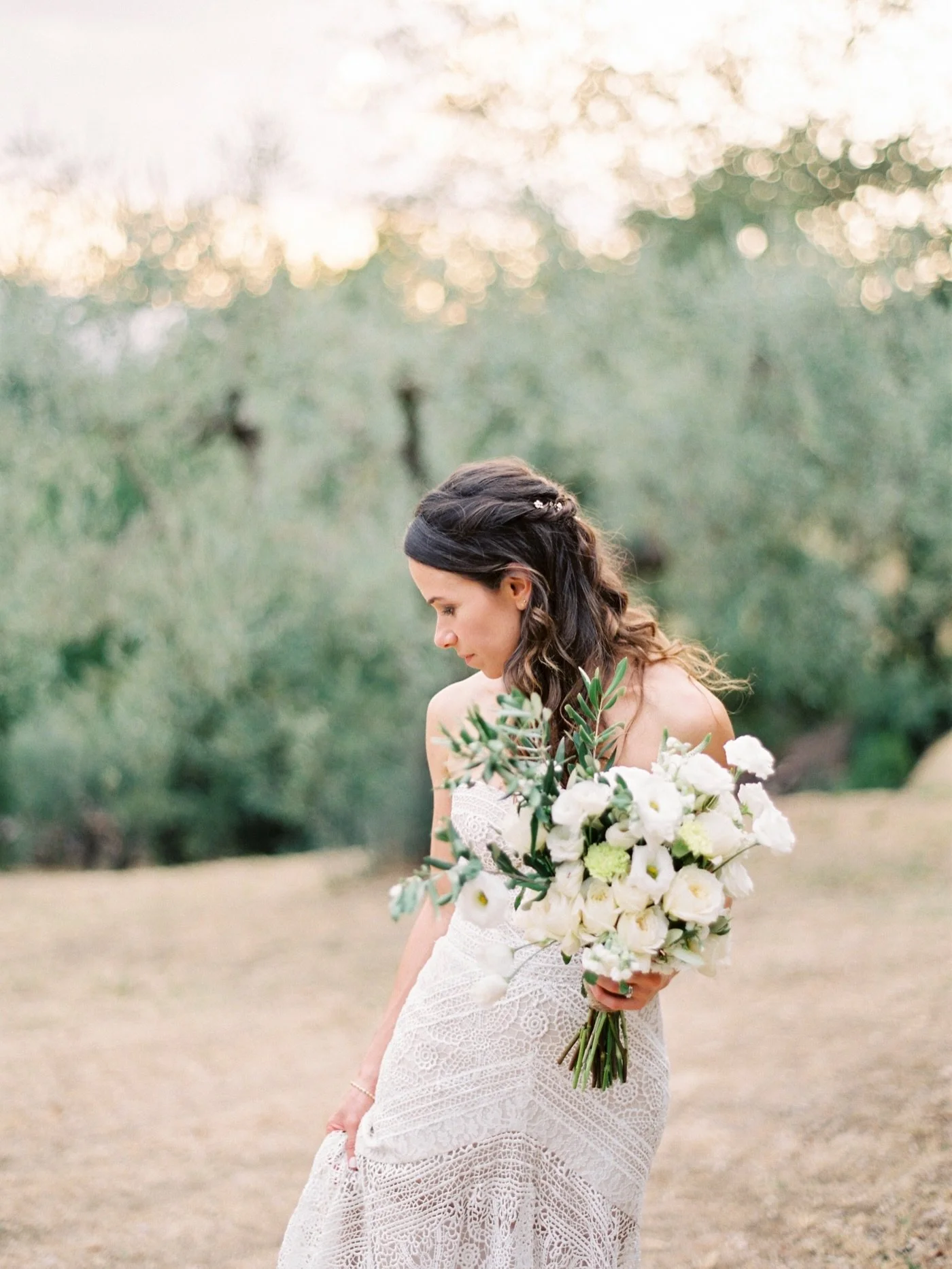 Bridal Wowness at this Destination Wedding Weekend in Tuscany! It&acute;s all about the couple, the light and the emotions 💗💗

Bridal gown: @ruedeseinebridal 
Photos: @stefaniekapraphoto 

#destinationweddingtuscany #destinationweddingitaly #des