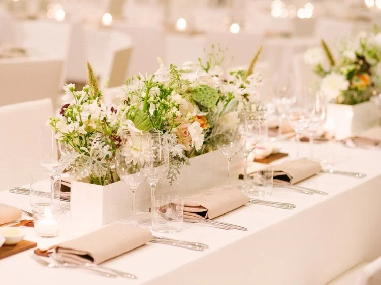 Modern and light flower d&eacute;cor at @palaisliechtenstein , beautifully captured by @stefaniekapraphoto 🌟

As seen on @harpersbazaararabia @100_layercake and 
@hochzeitswahn 

#destinationweddingplanner #gettingmarried #destinationweddingaustr