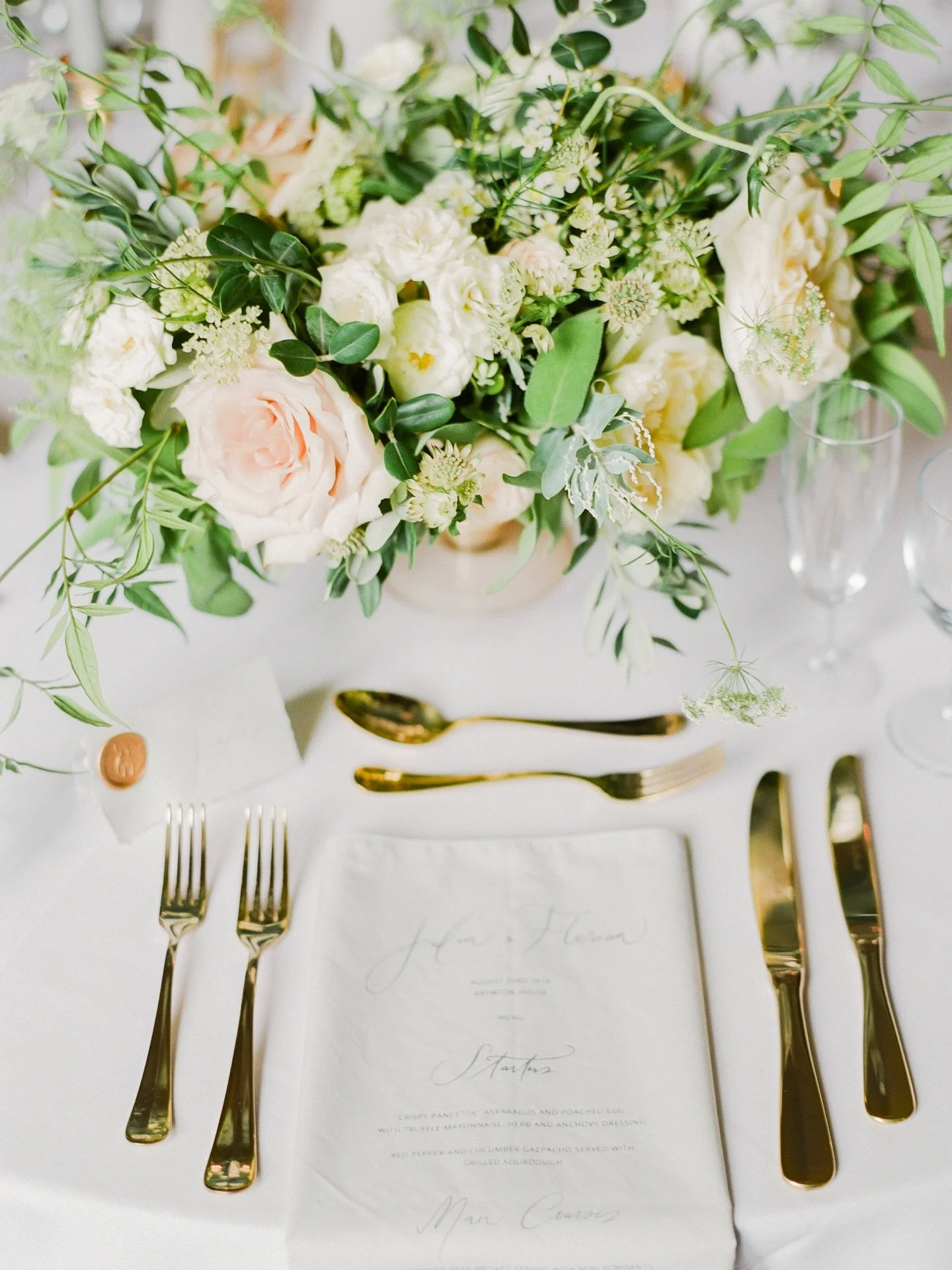 Beautiful mise en place in England with a printed napkin as menu 👑🩷

Photo: @peterandveronika 
As seen on @stylemepretty 

#destinationweddingplanner #gettingmarried #destinationweddingengland 
#bestweddingplanner #fineartwedding