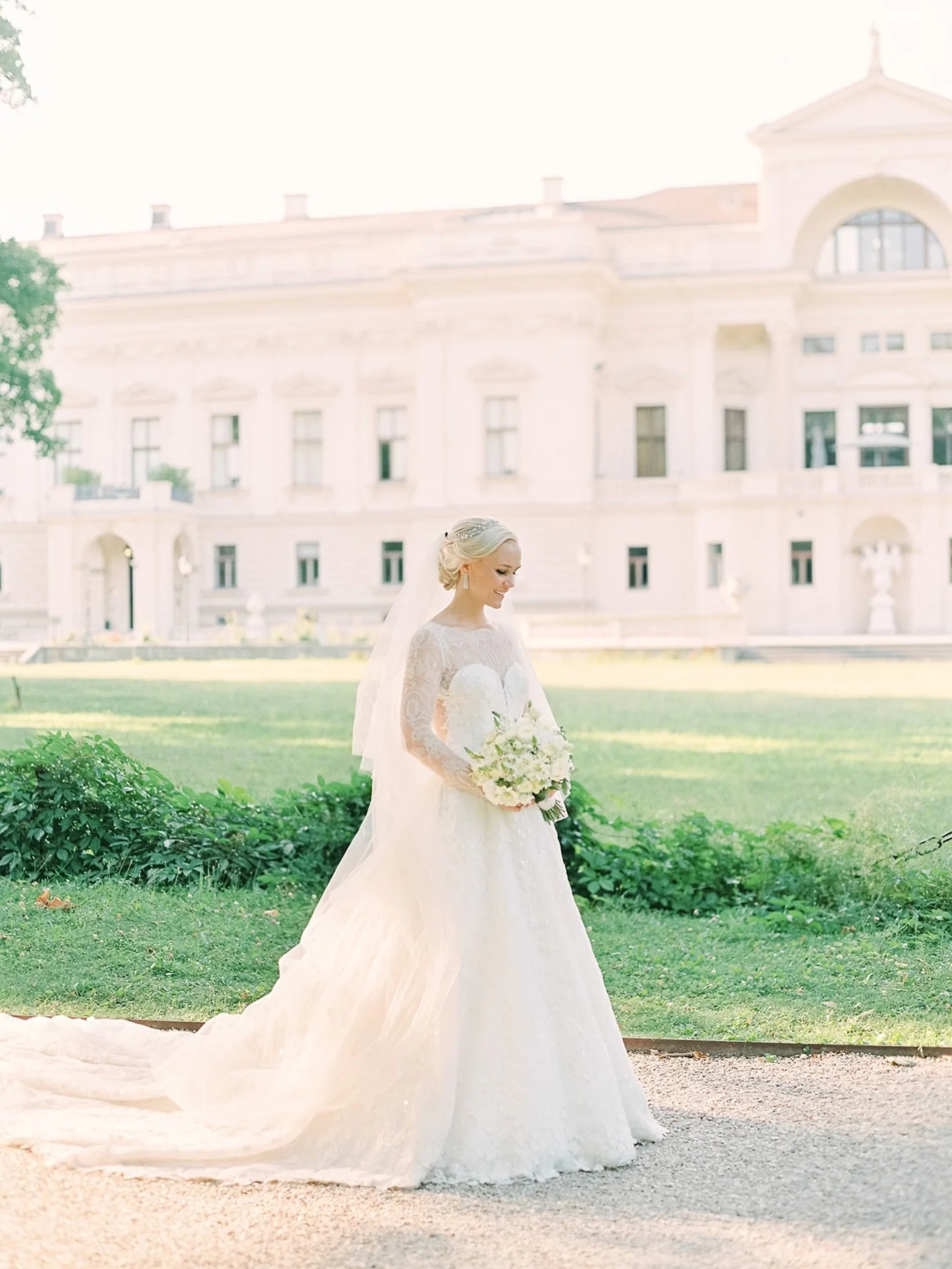 Beautiful bride captured by @stefaniekapraphoto 💌

#destinationweddingplanner #gettingmarried #destinationweddingaustria
#bestweddingplanner #instabride