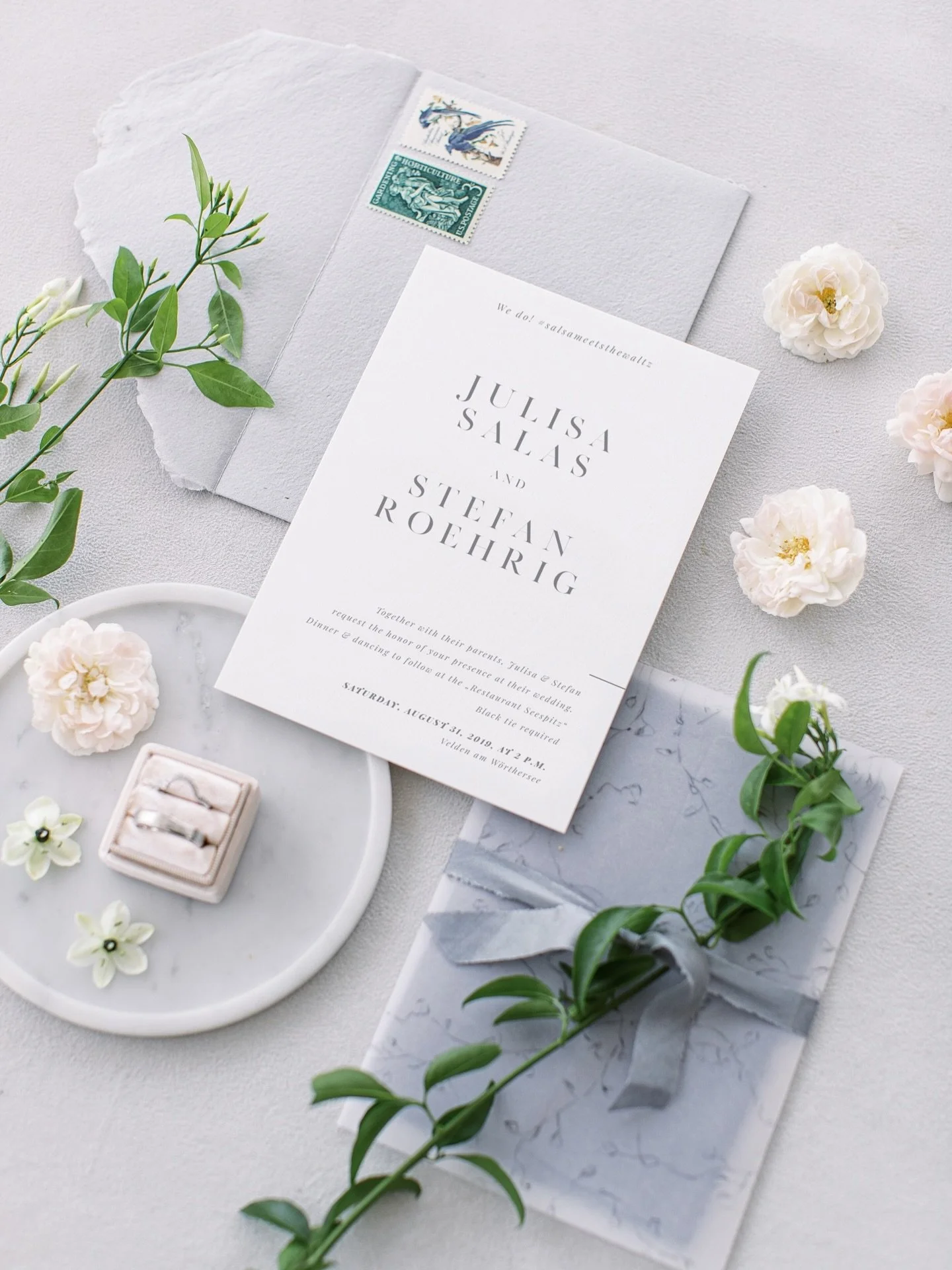 Details at this lavish Summer wedding at the lake in Austria. Beautifuly captured by @sotiris_tsakanikas 💫

As seen on @stylemepretty 

#weddinginaustria #destinationweddingplanner #weddingineurope #weddingdecorations #weddingeurope