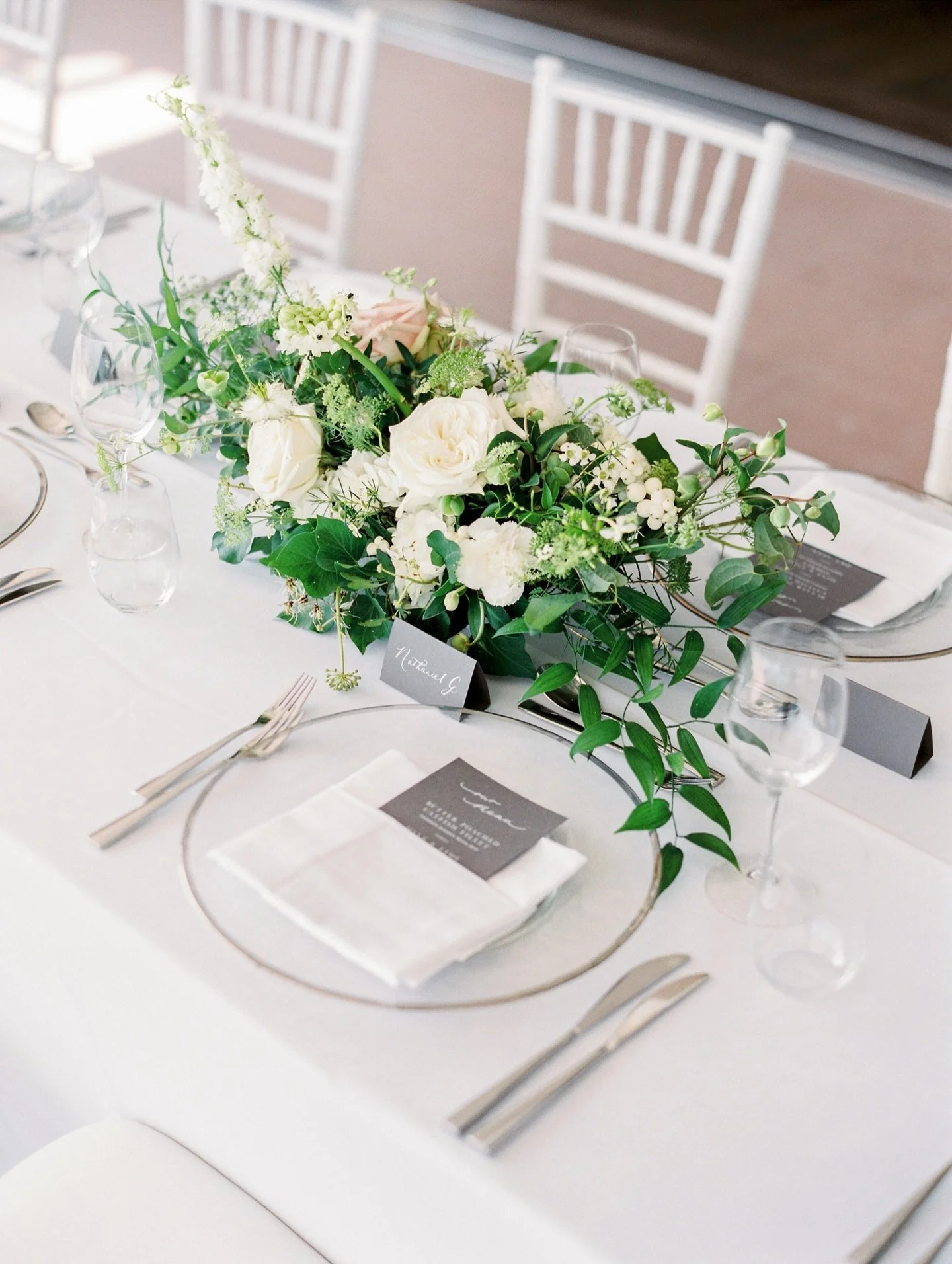 Details at this lavish Summer wedding at the lake in Austria. Beautifuly captured by @sotiris_tsakanikas 🤍👑

As seen on @stylemepretty 

#weddinginaustria #destinationweddingplanner #weddingineurope #weddingdecorations #weddingeurope