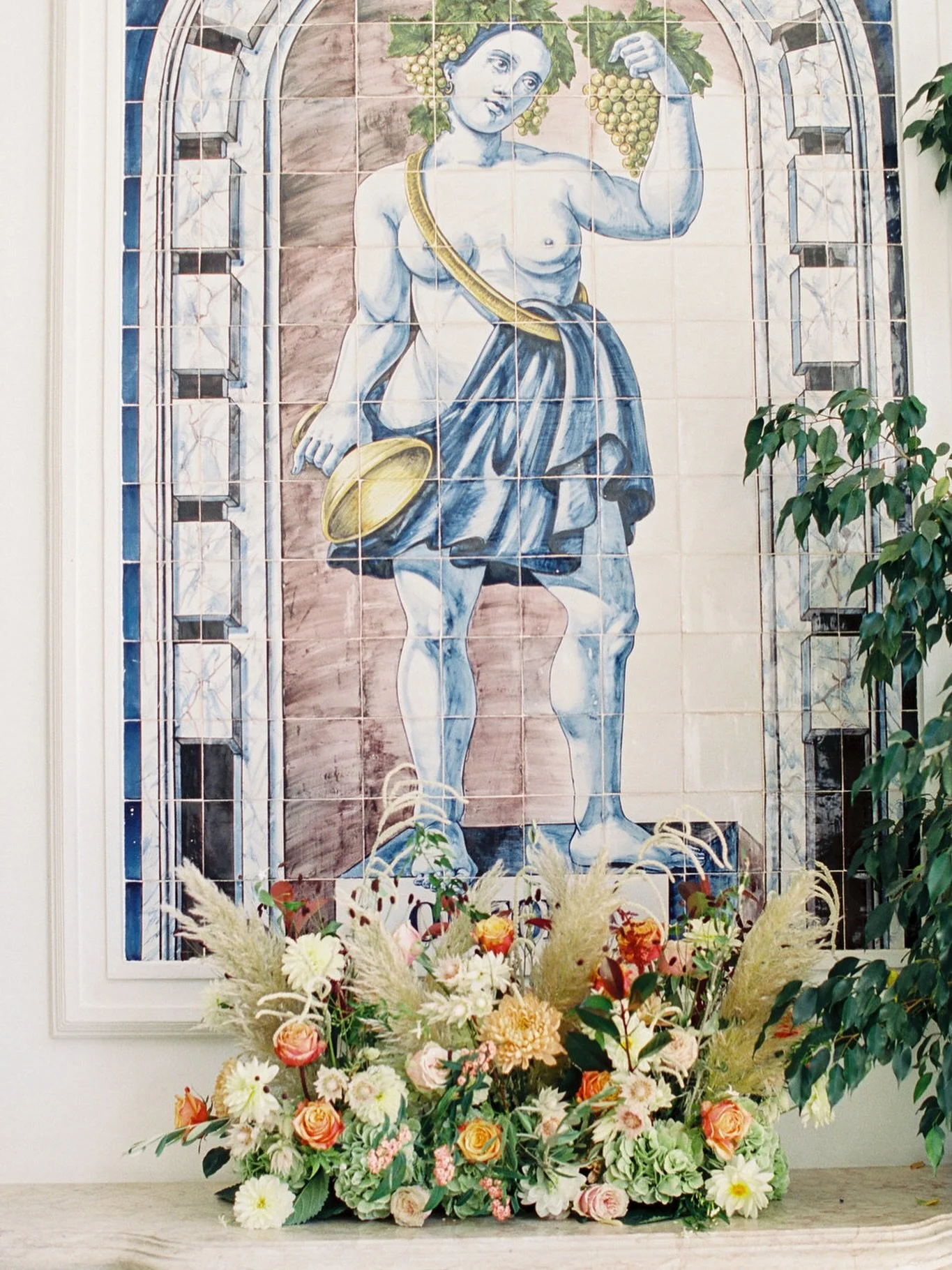 Beautiful details captured by our dear friend @ashleyludaescherphoto at one of our favorites 
Destination Wedding Weekends at @fincacortesinrealestate 👑

As seen on @martha_weddings 

#destinationweddingplanner #destinationweddingspain #destinati